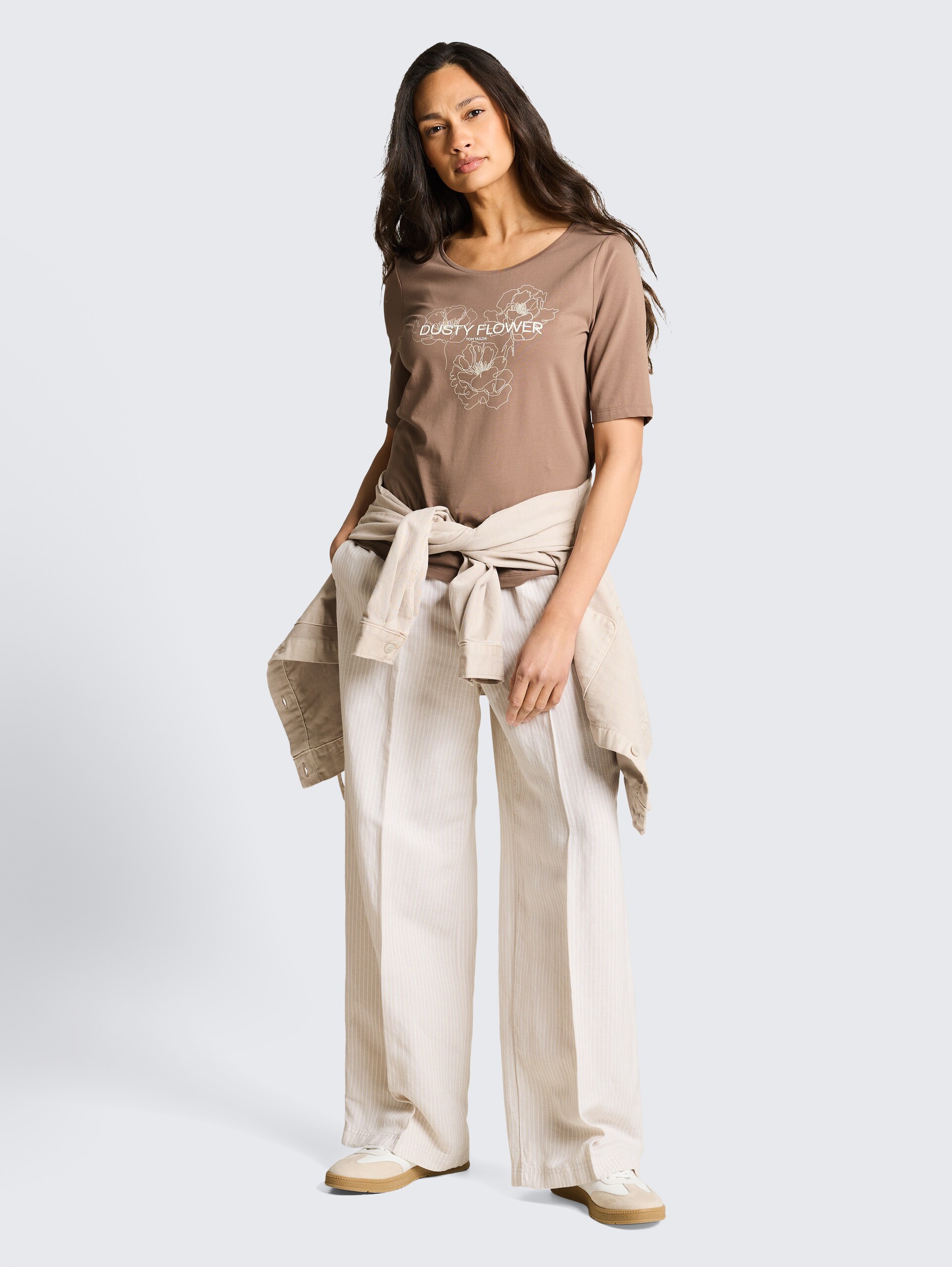 T-Shirt mit Print - taupe grey - Model-Vorderansicht