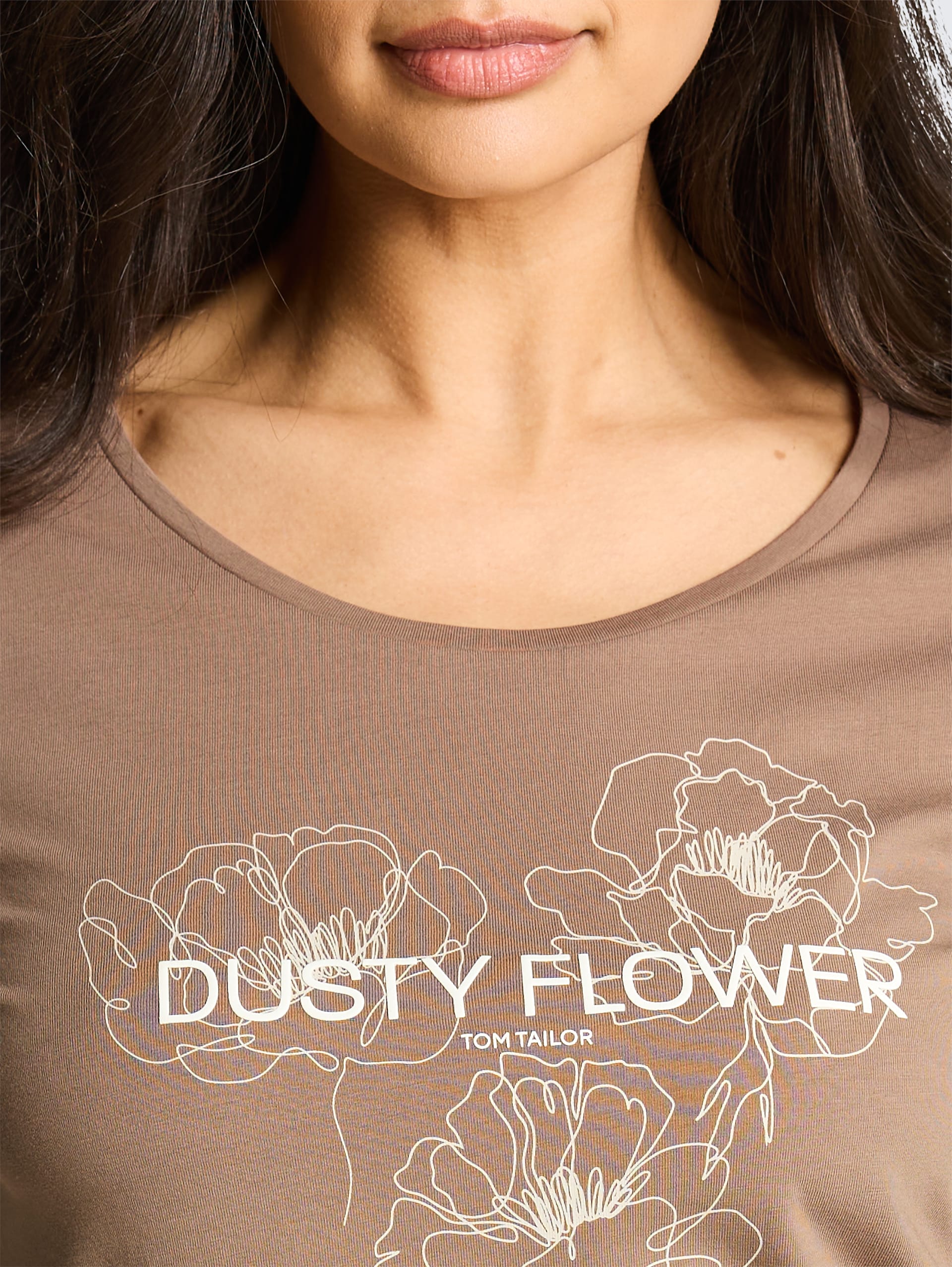 T-Shirt mit Print - taupe grey - Detail-Model-Ansicht
