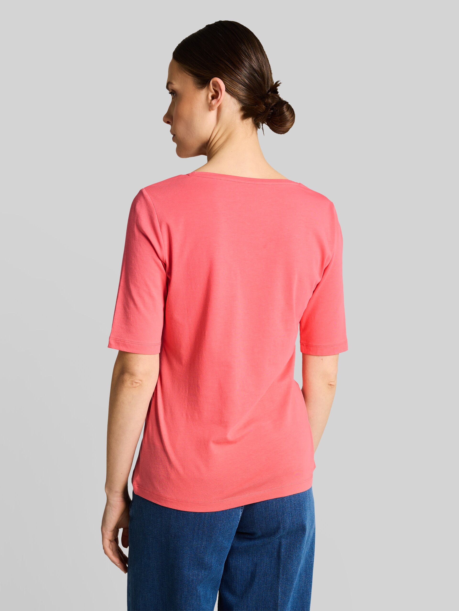 T-Shirt mit Print - soft coral pink - Auschnitt Model-Rückansicht