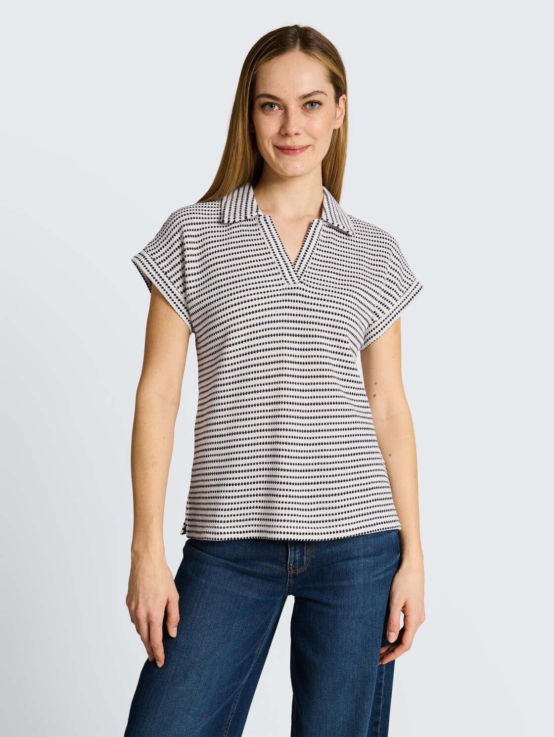 Loose Fit Jacquard T-Shirt mit Polokragen - navy offwhite structure stripe - Ausschnitt Model-Vorderansicht