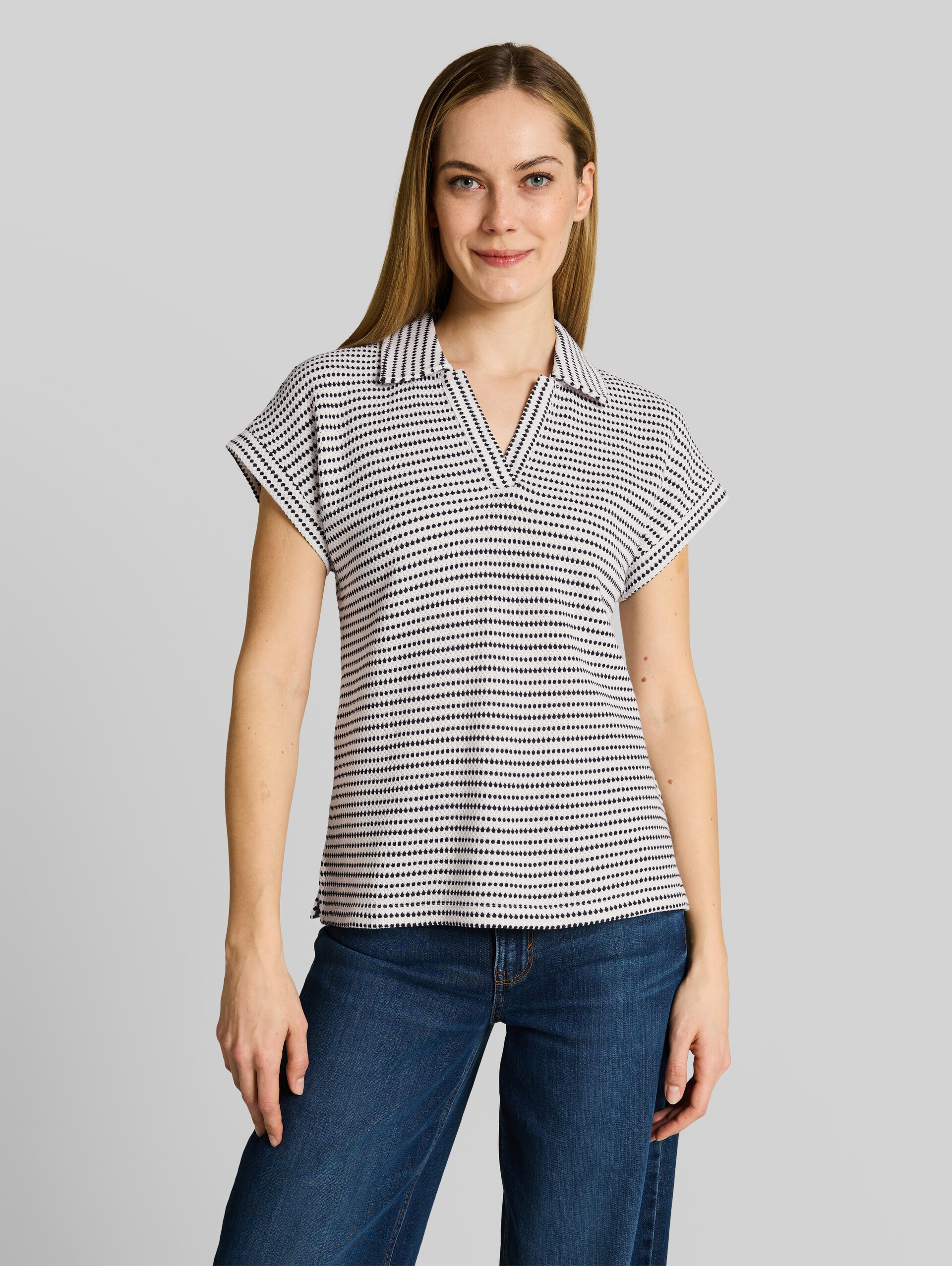 Loose Fit Jacquard T-Shirt mit Polokragen - navy offwhite structure stripe - Ausschnitt Model-Vorderansicht