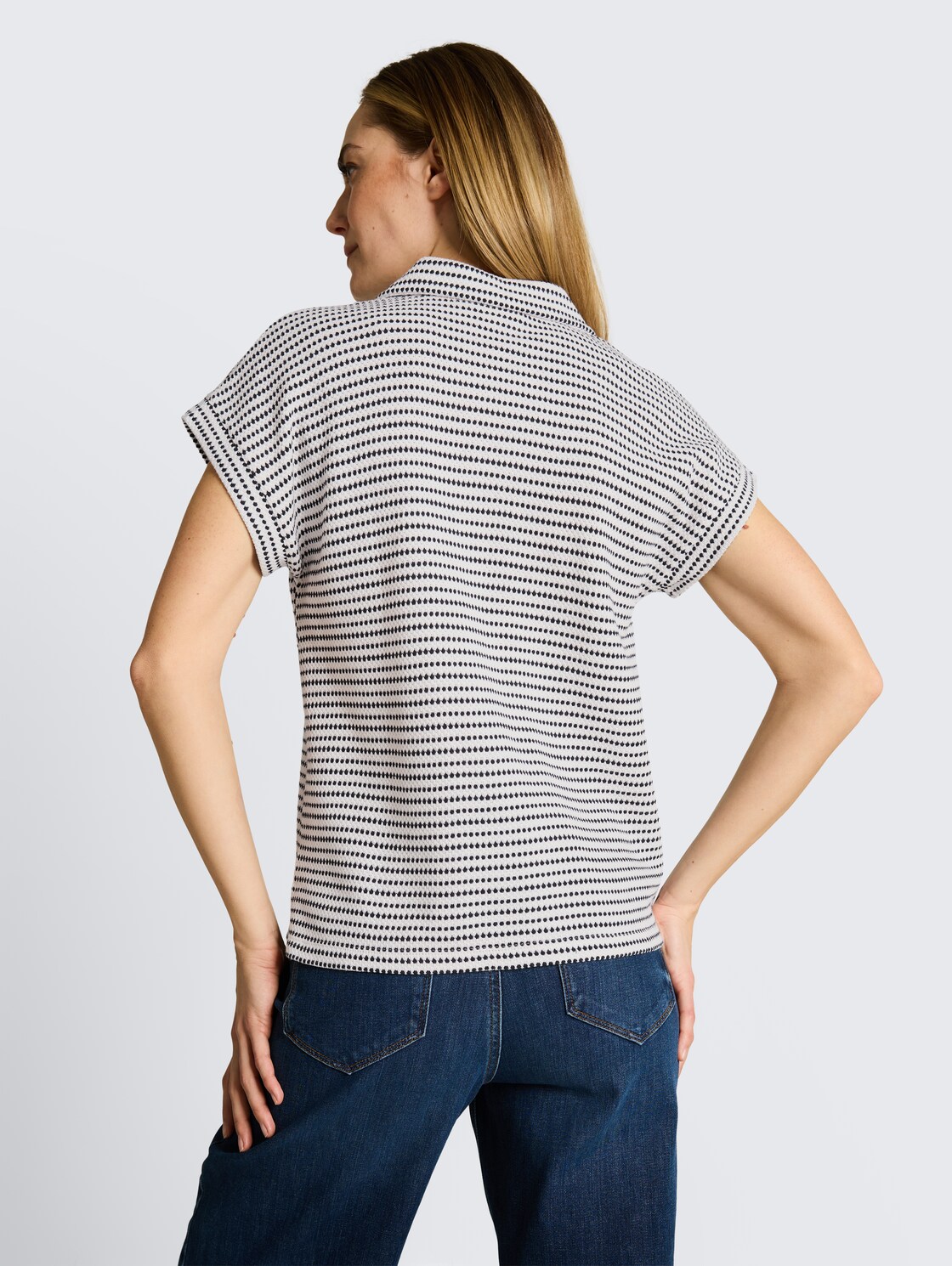 Loose Fit Jacquard T-Shirt mit Polokragen - navy offwhite structure stripe - Auschnitt Model-Rückansicht