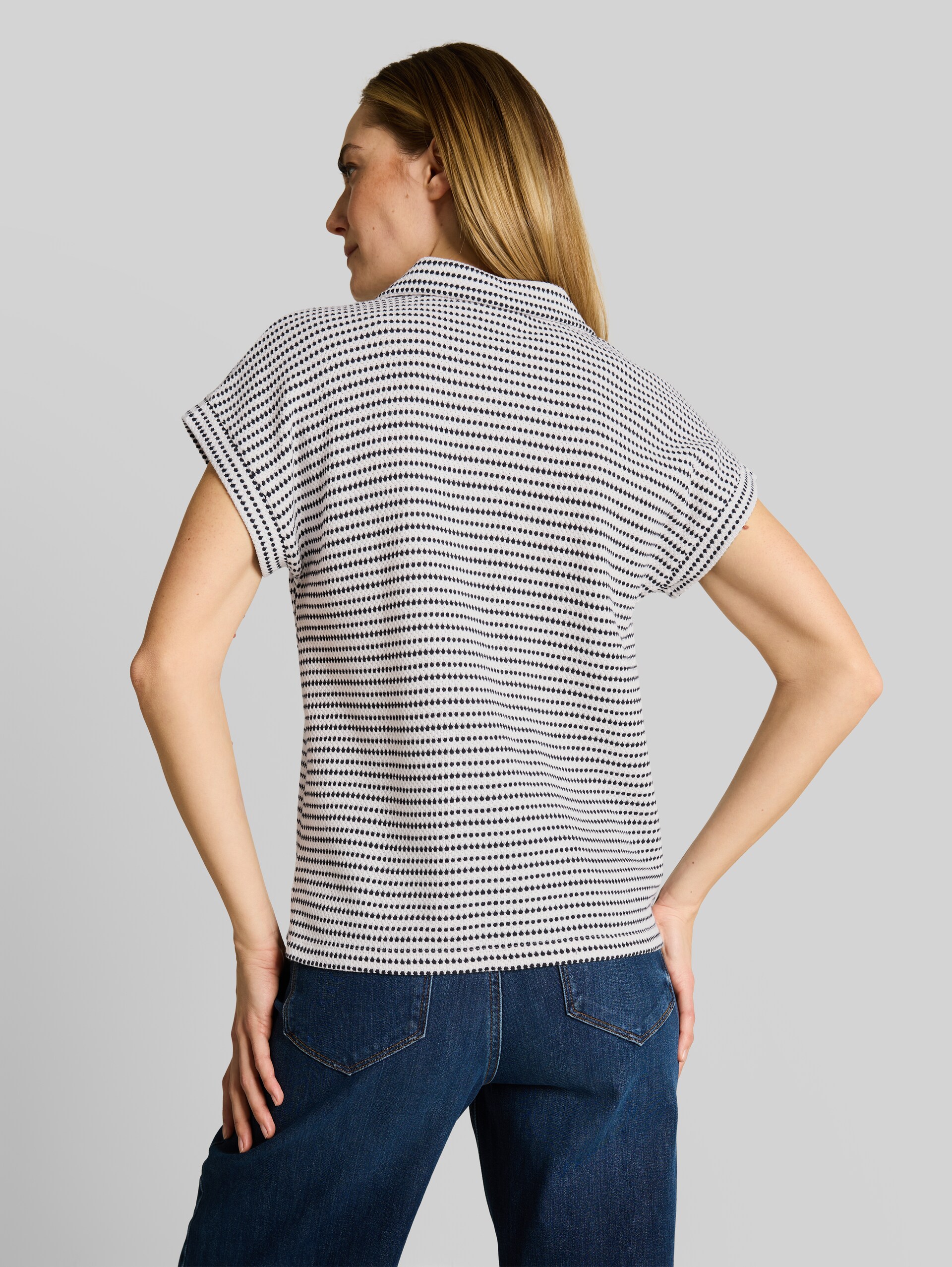Loose Fit Jacquard T-Shirt mit Polokragen - navy offwhite structure stripe - Auschnitt Model-Rückansicht