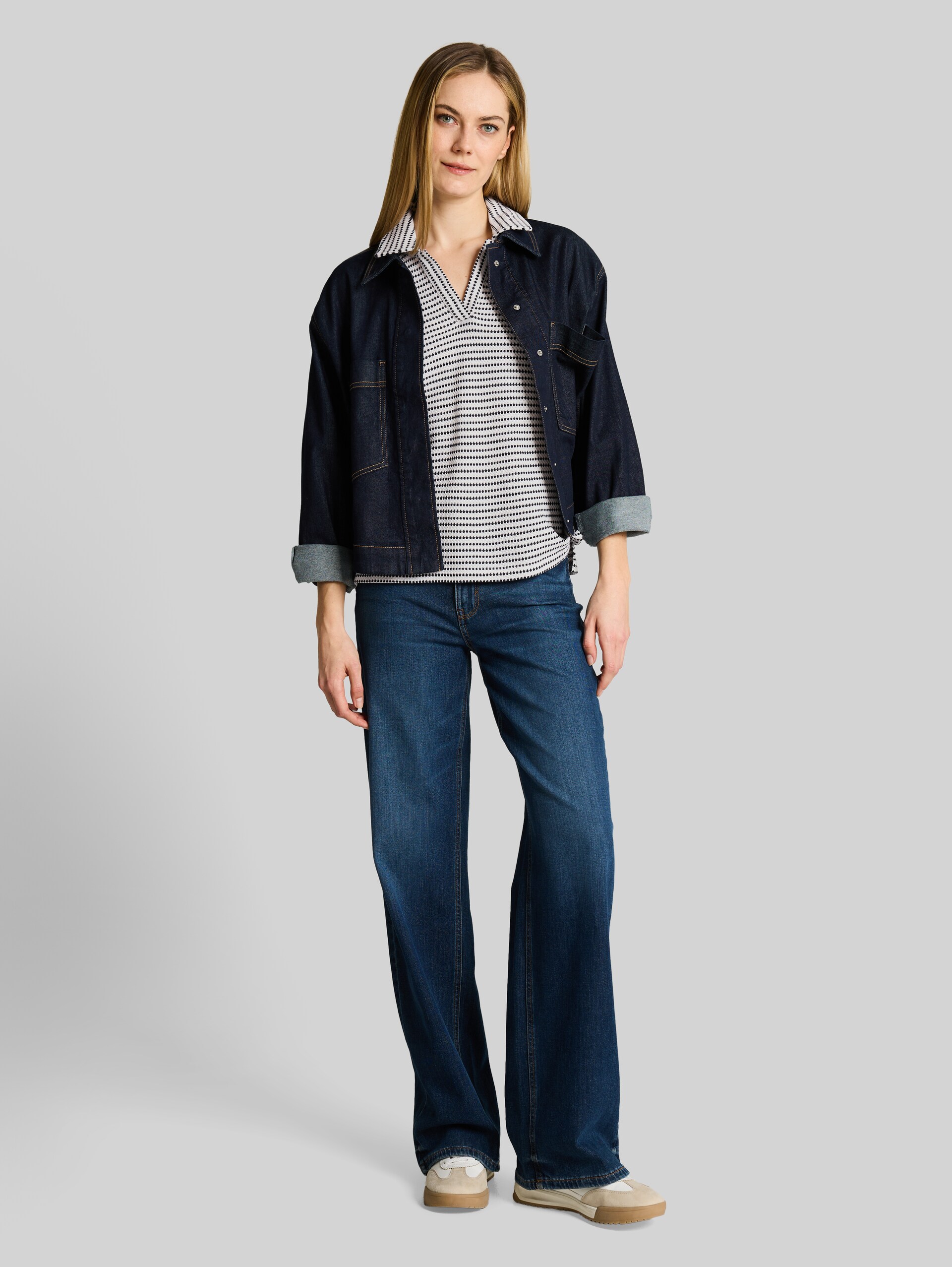 Loose Fit Jacquard T-Shirt mit Polokragen - navy offwhite structure stripe - Model-Vorderansicht