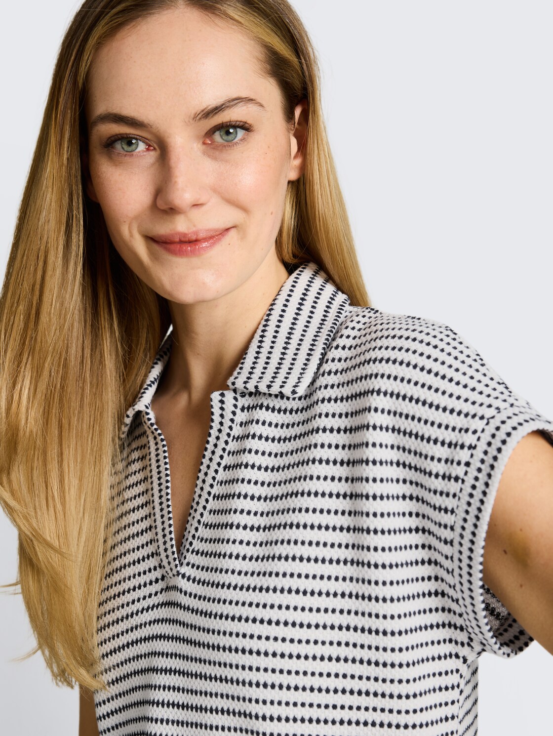 Loose Fit Jacquard T-Shirt mit Polokragen - navy offwhite structure stripe - Detail-Model-Ansicht