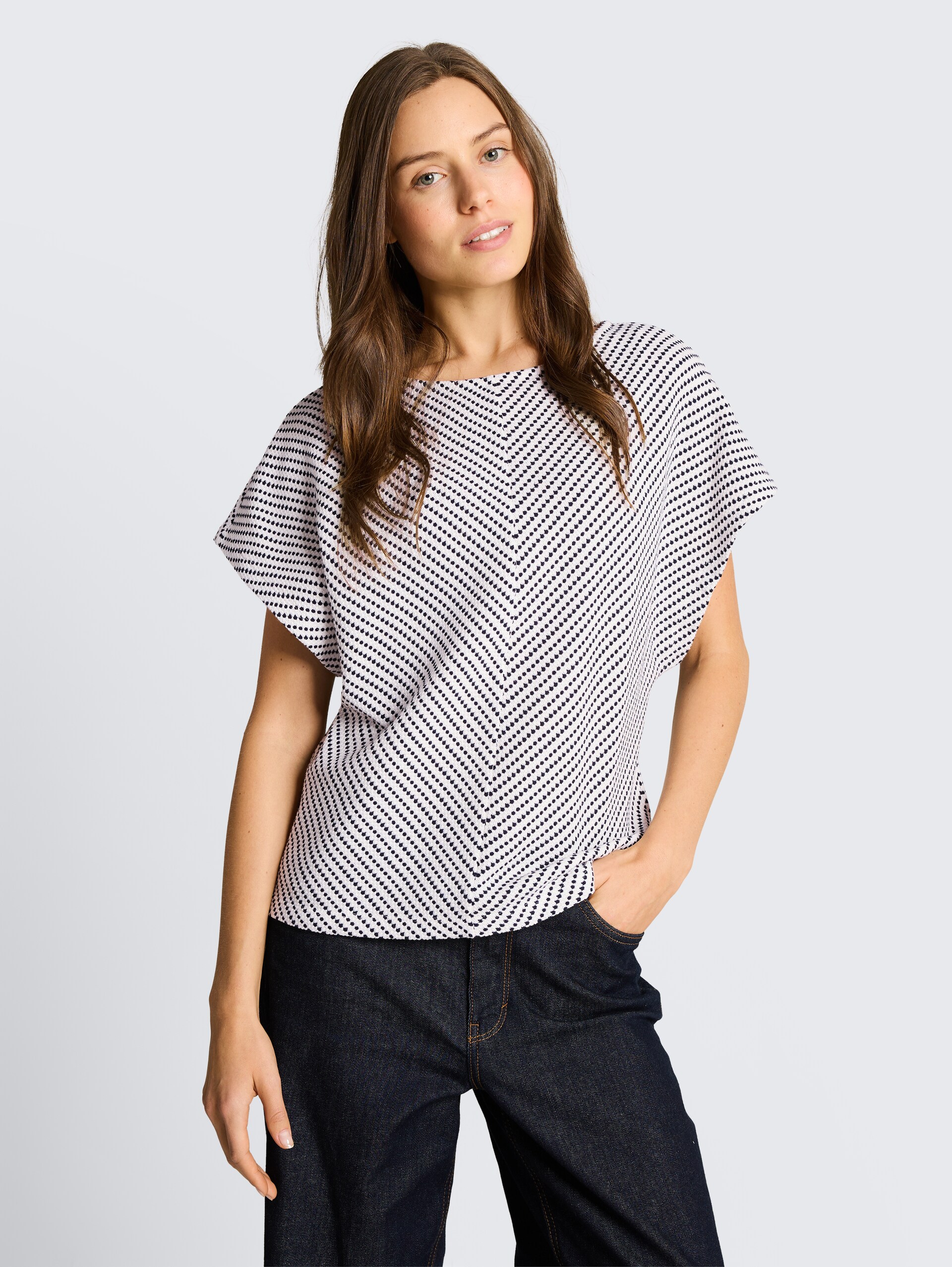 Jacquard T-Shirt aus Baumwolle - navy offwhite structure stripe - Ausschnitt Model-Vorderansicht