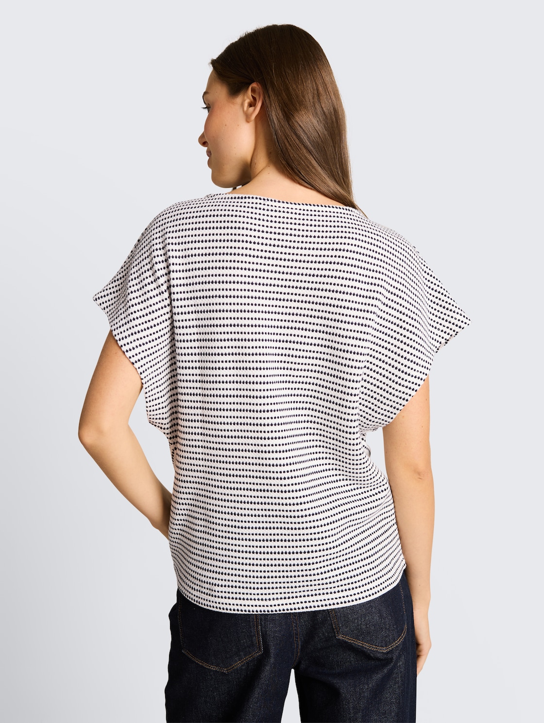 Jacquard T-Shirt aus Baumwolle - navy offwhite structure stripe - Auschnitt Model-Rückansicht