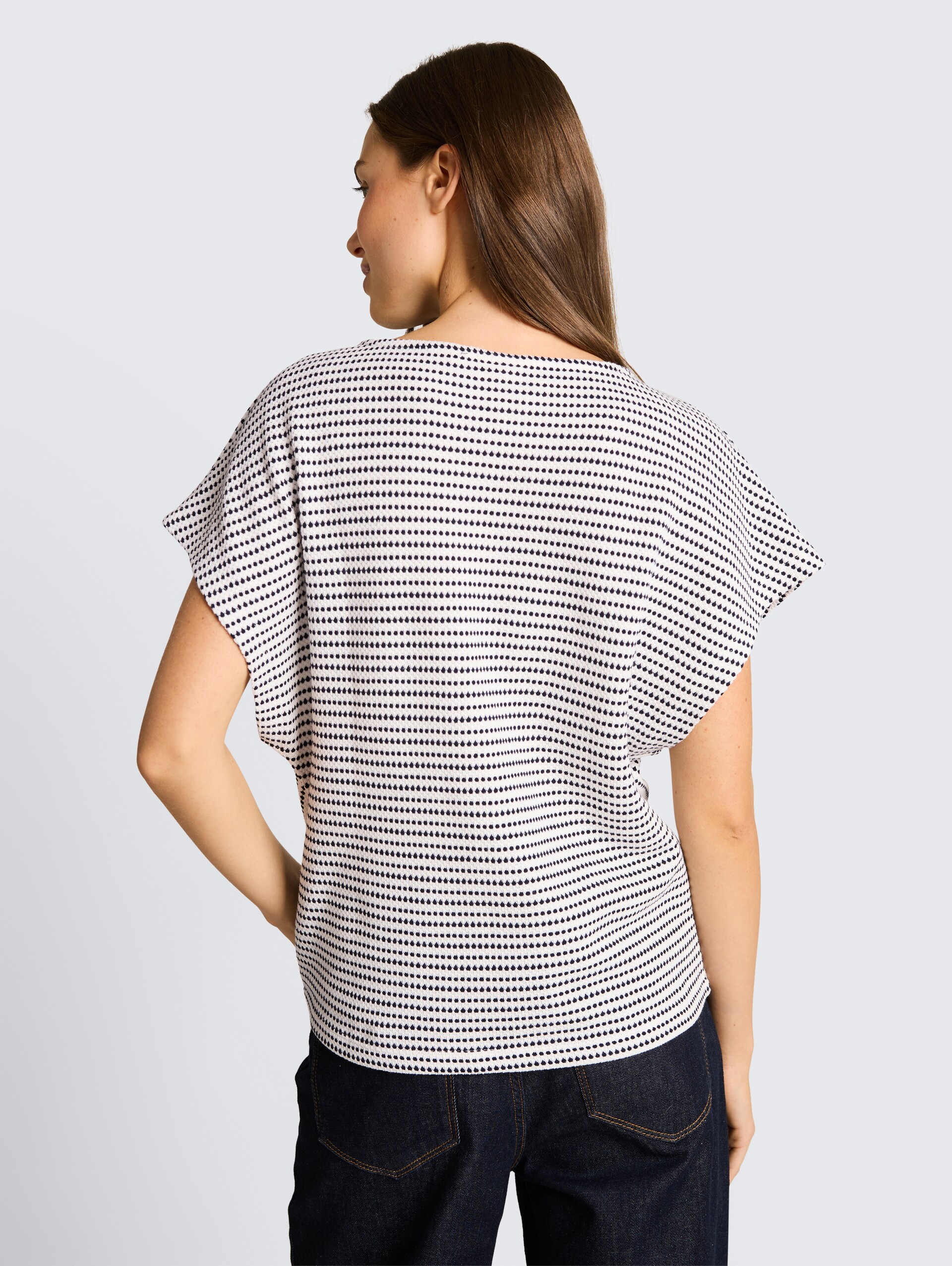 Jacquard T-Shirt aus Baumwolle - navy offwhite structure stripe - Auschnitt Model-Rückansicht
