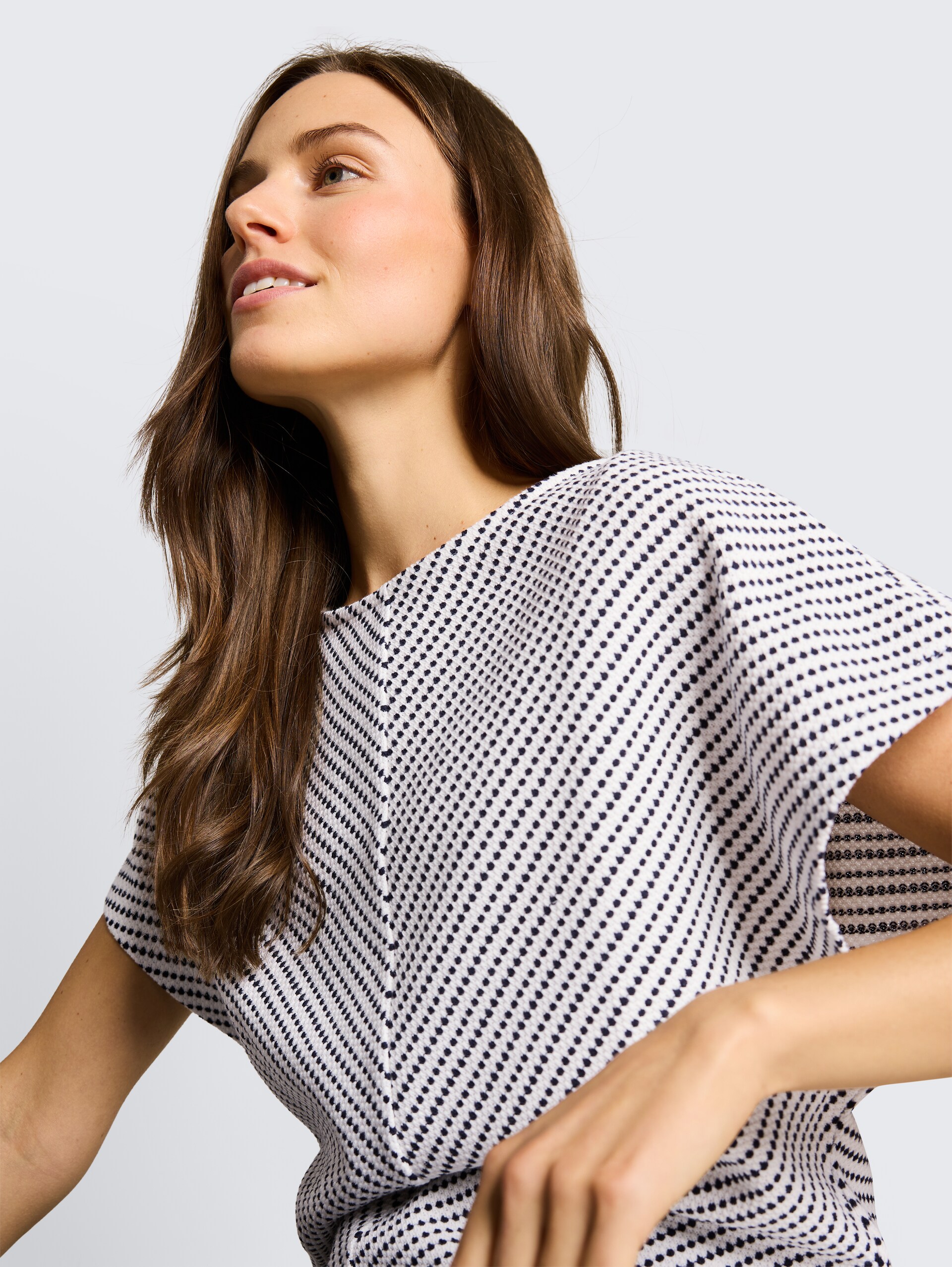 Jacquard T-Shirt aus Baumwolle - navy offwhite structure stripe - Detail-Model-Ansicht