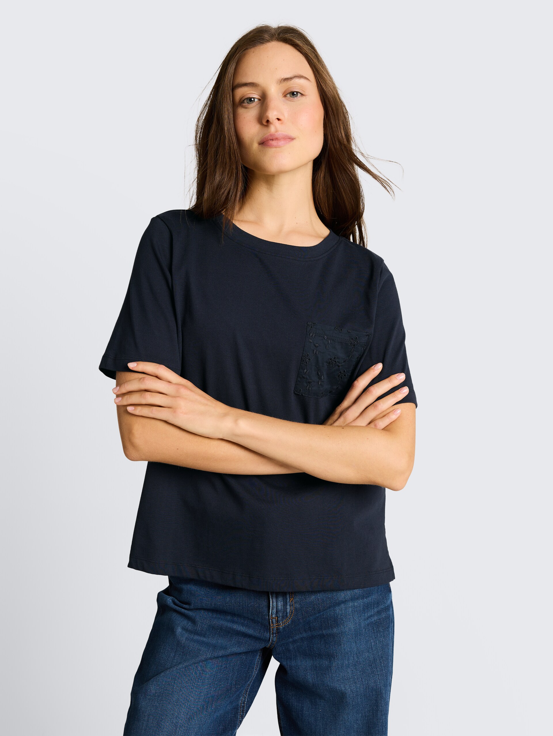 Boxy fit T-shirt met borstzak - sky captain blue - Nek model vooraanzicht
