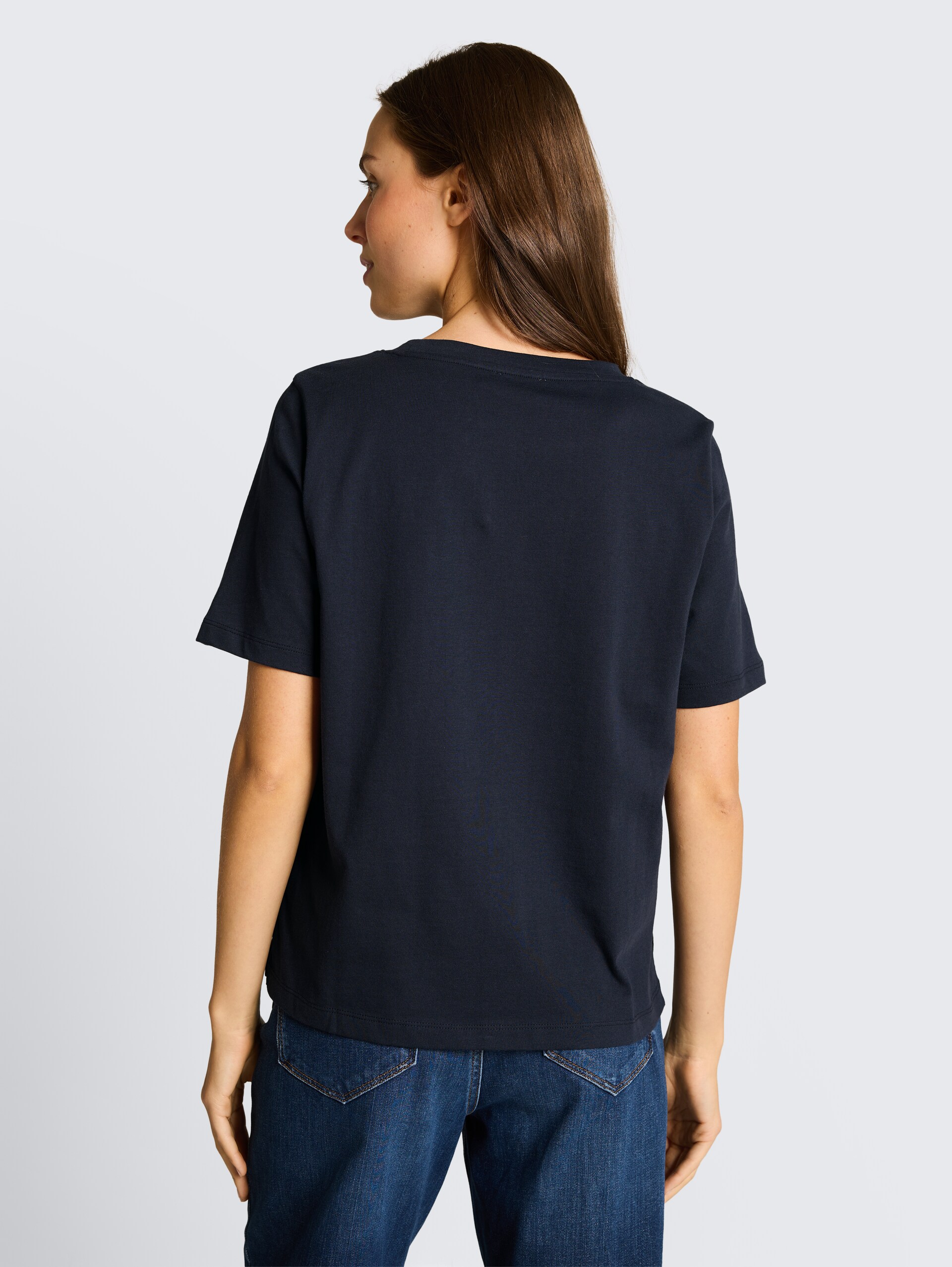 Boxy fit T-shirt met borstzak - sky captain blue - Neklijn model-achteraanzicht