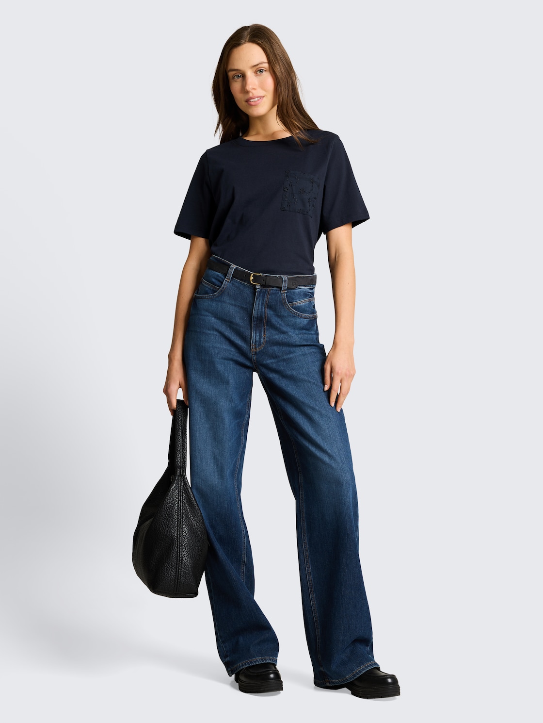 Boxy Fit T-Shirt mit Brusttasche - sky captain blue - Model-Vorderansicht