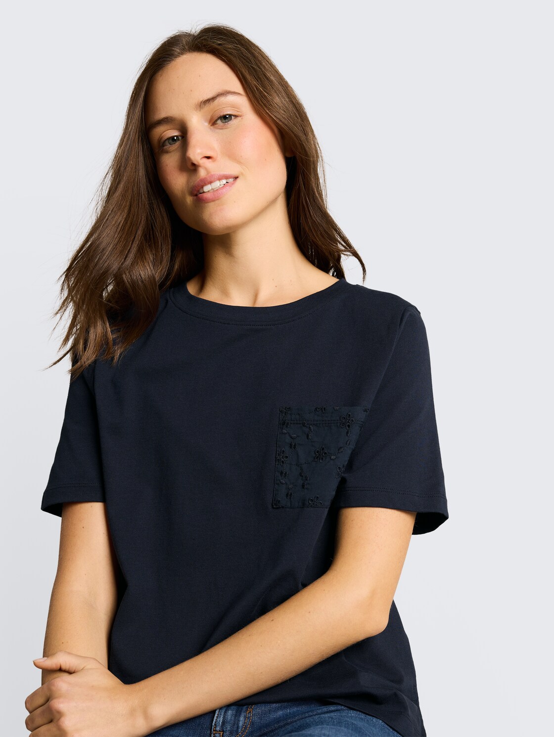 Boxy Fit T-Shirt mit Brusttasche - sky captain blue - Detail-Model-Ansicht