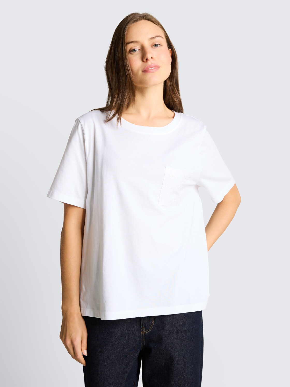 Boxy Fit T-Shirt mit Brusttasche - White - Ausschnitt Model-Vorderansicht
