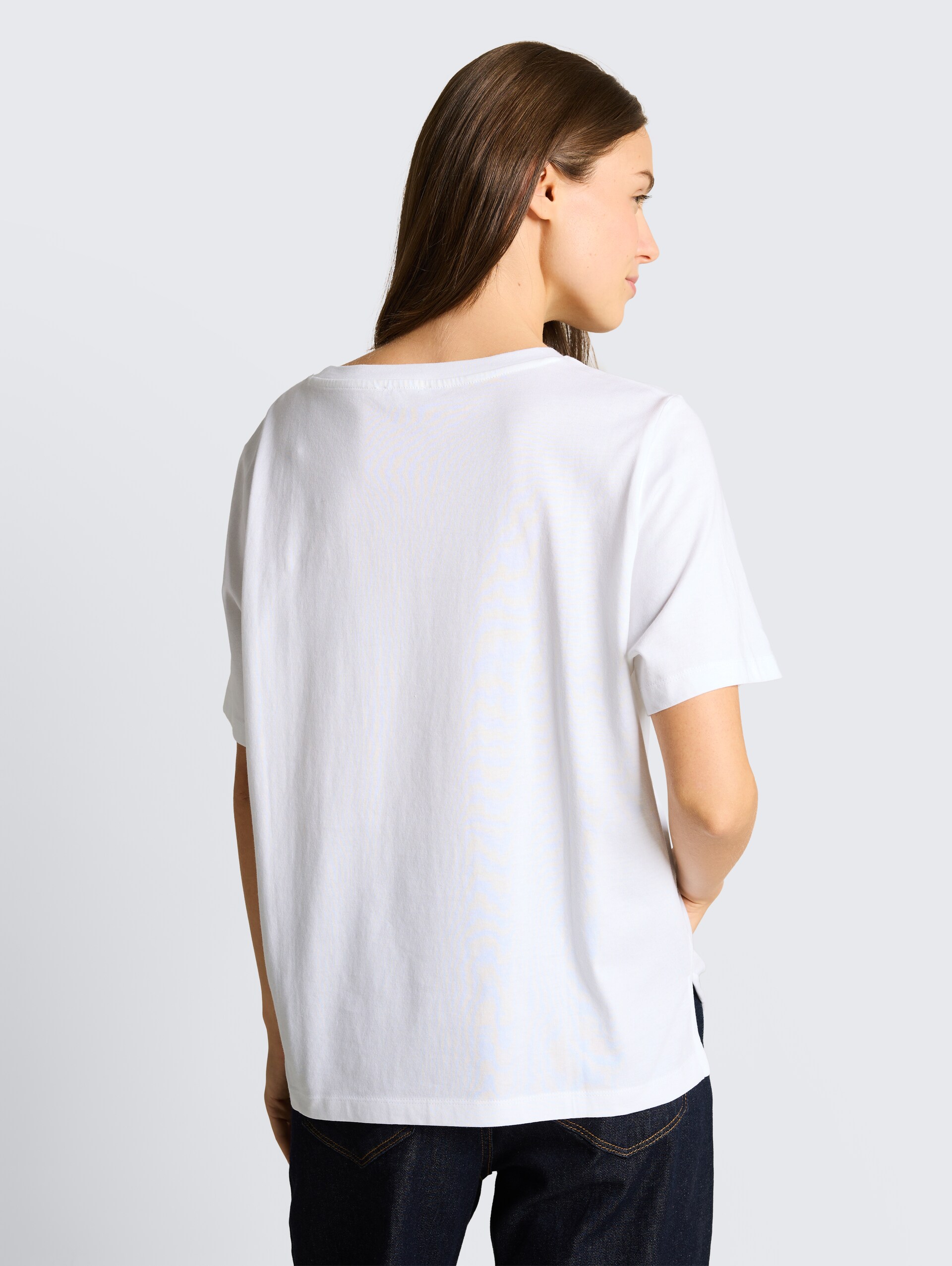 Boxy fit T-shirt met borstzak - White - Neklijn model-achteraanzicht