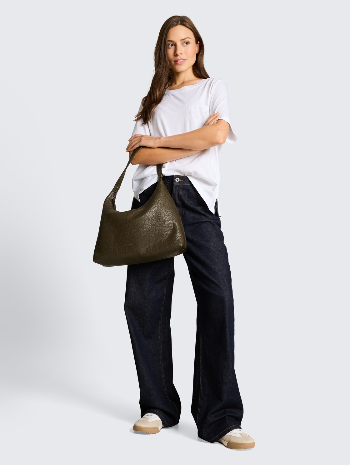 Boxy Fit T-Shirt mit Brusttasche - White - Model-Vorderansicht