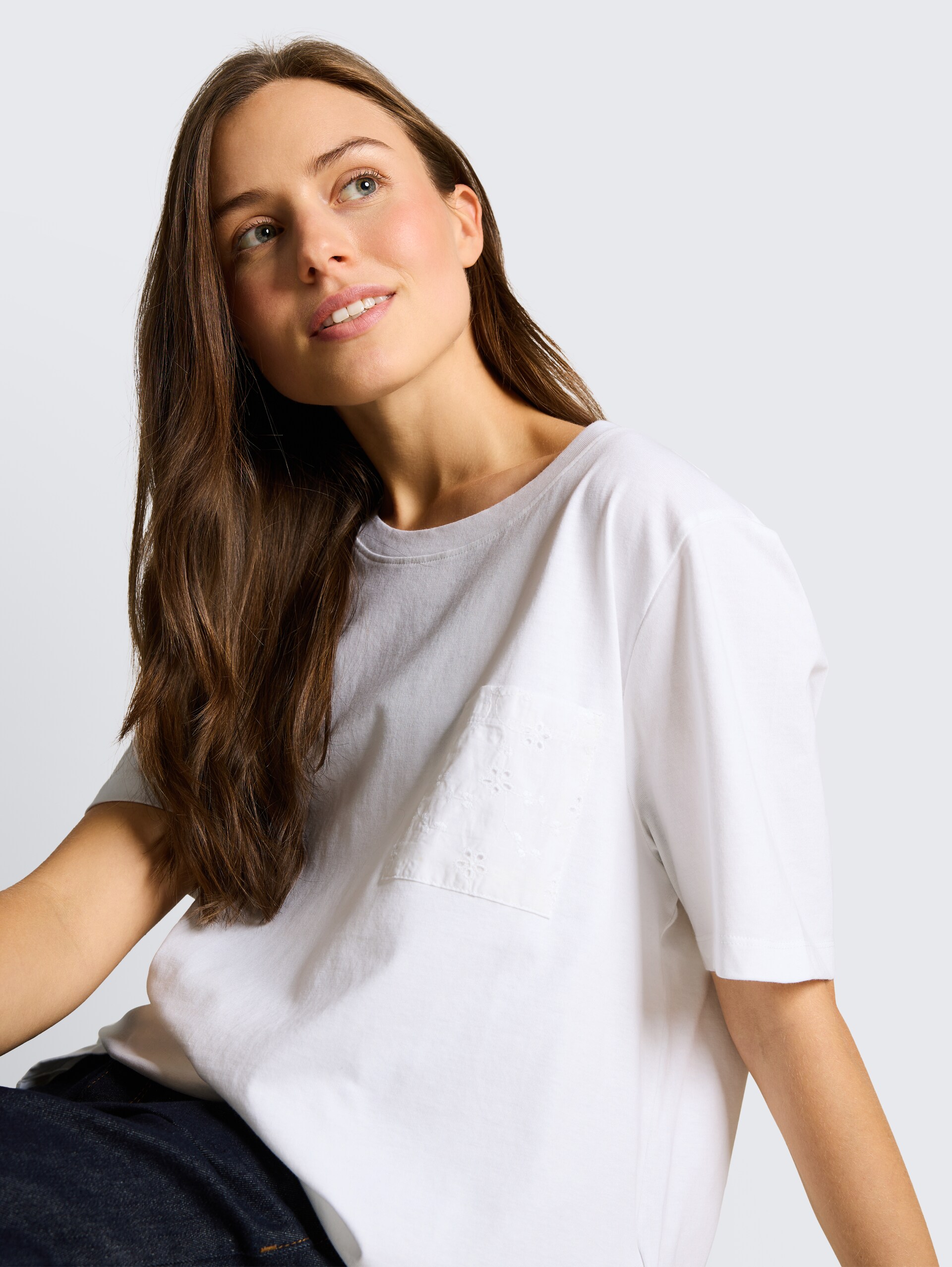 Boxy fit T-shirt met borstzak - White - Detailaanzicht model