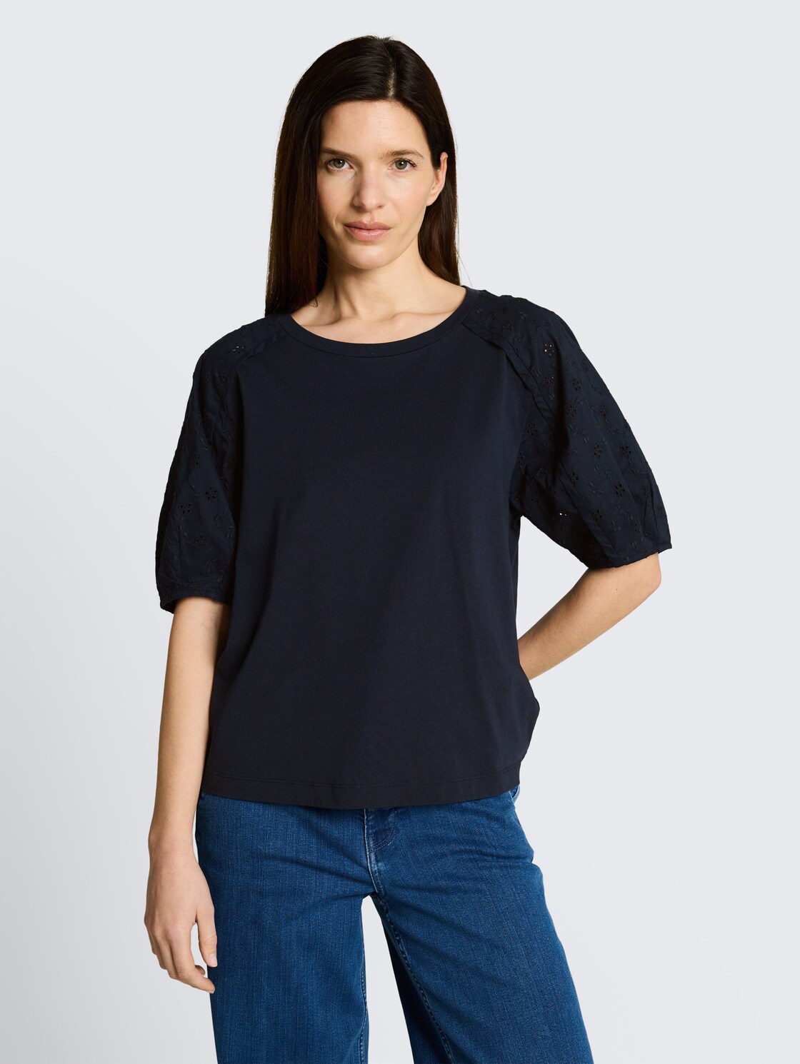 T-Shirt mit Lochstickereien - sky captain blue - Ausschnitt Model-Vorderansicht