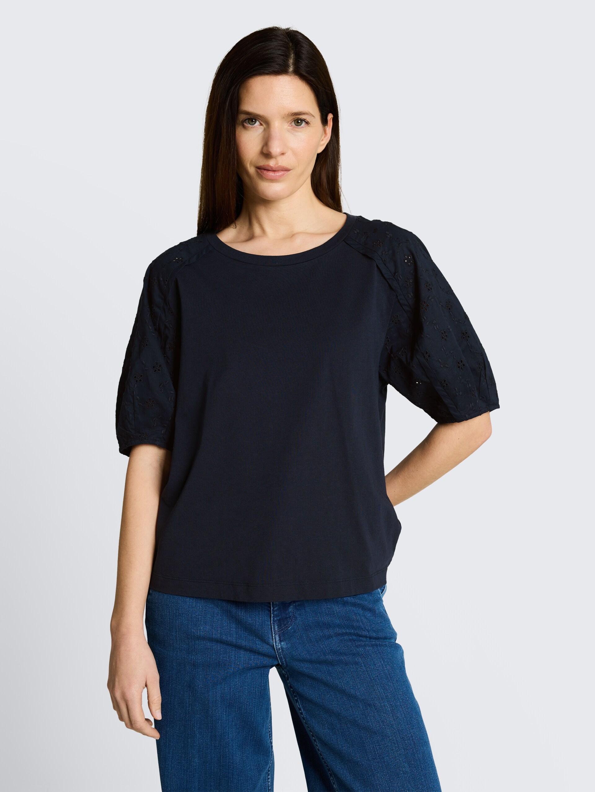 T-shirt met opengewerkte borduursels - sky captain blue - Nek model vooraanzicht