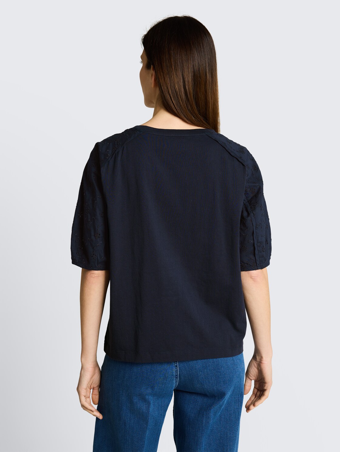 T-Shirt mit Lochstickereien - sky captain blue - Auschnitt Model-Rückansicht