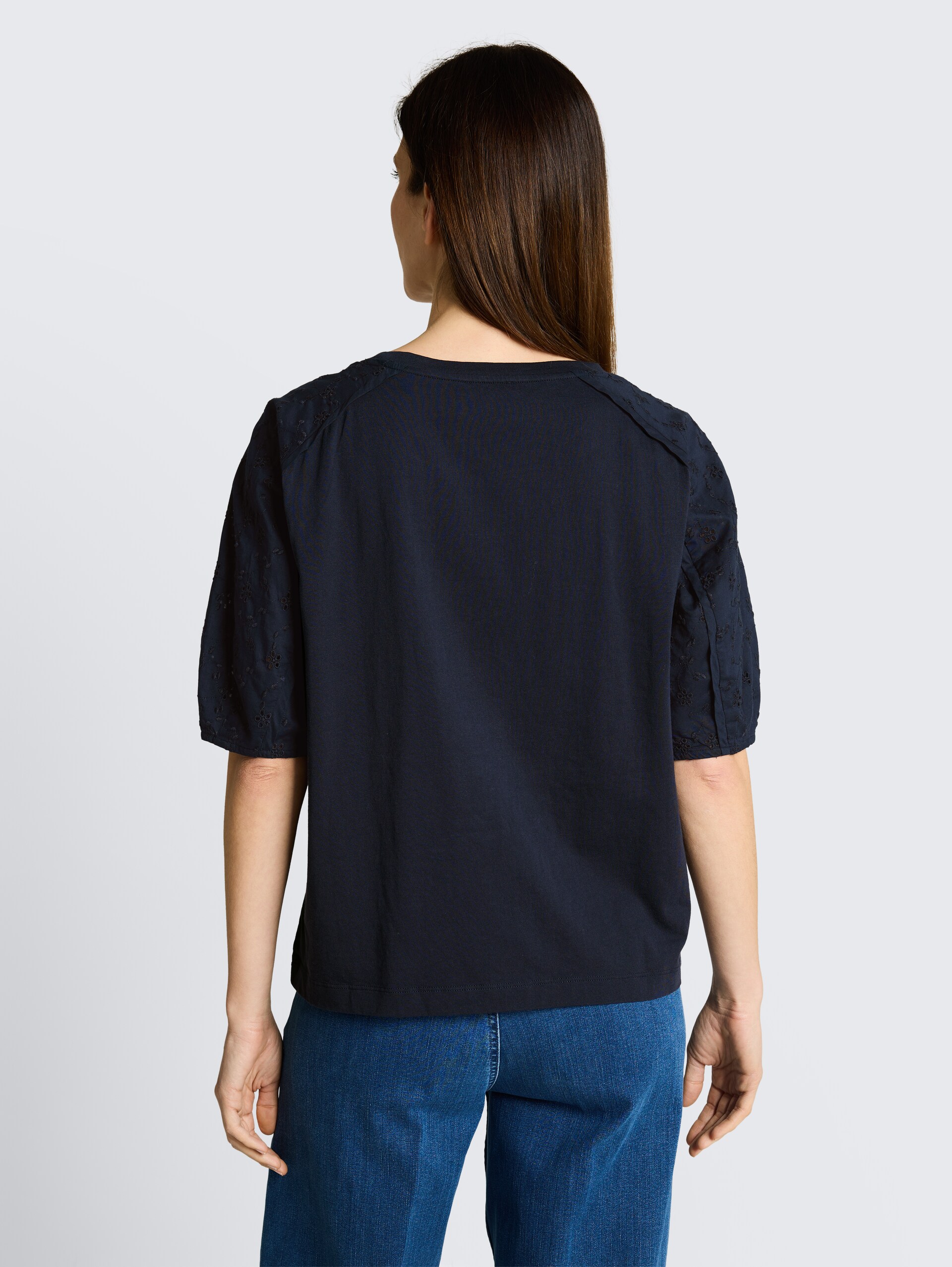 T-shirt met opengewerkte borduursels - sky captain blue - Neklijn model-achteraanzicht