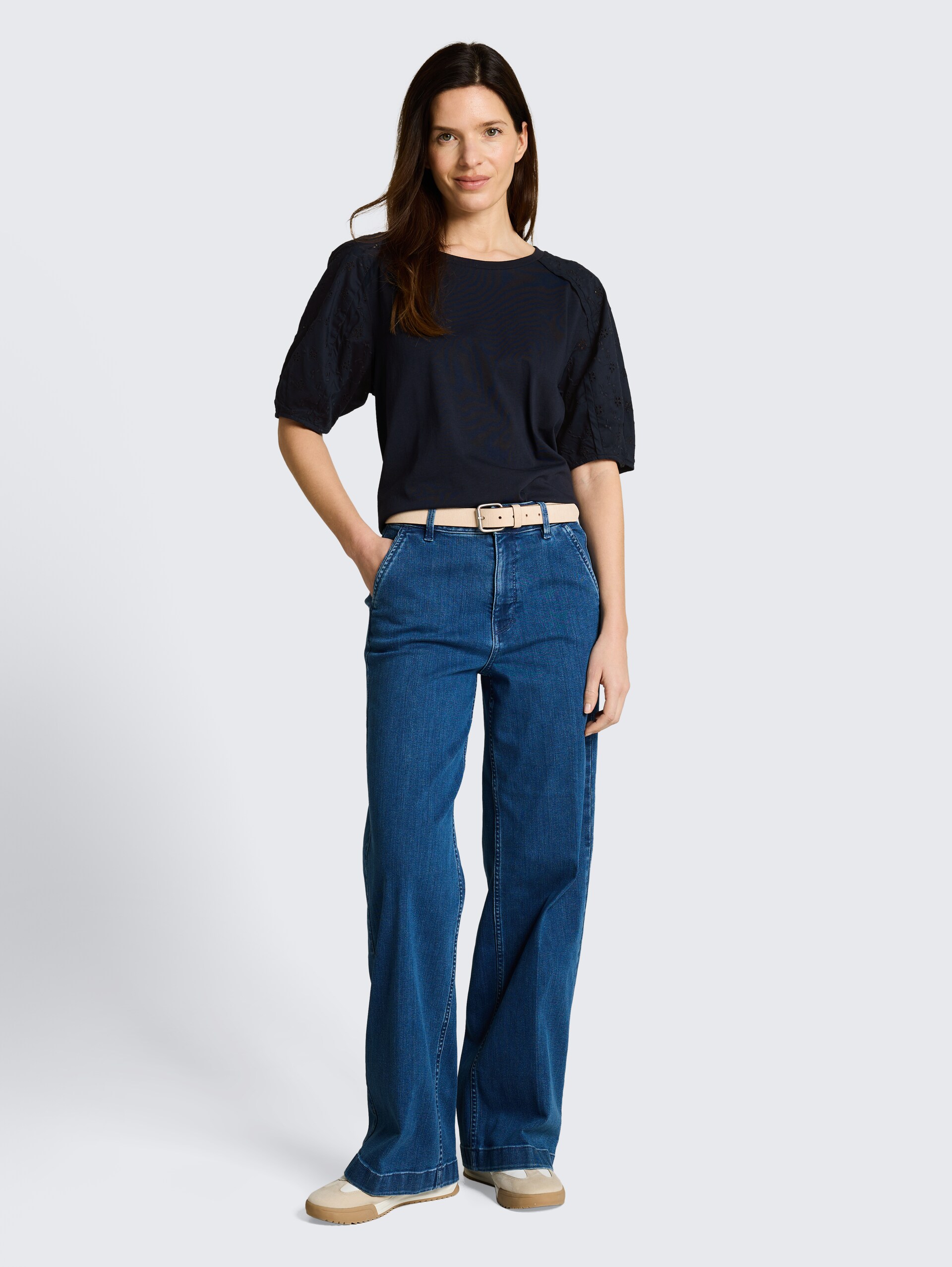 T-shirt met opengewerkte borduursels - sky captain blue - Model vooraanzicht