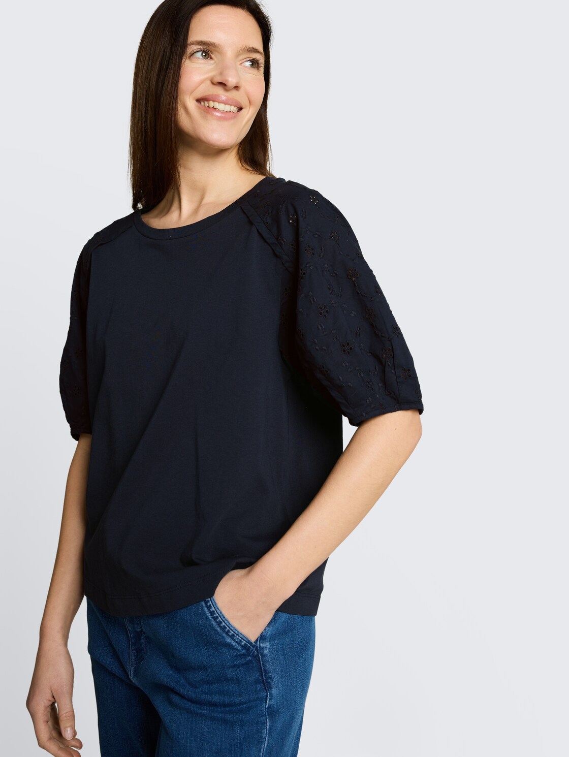 T-Shirt mit Lochstickereien - sky captain blue - Detail-Model-Ansicht