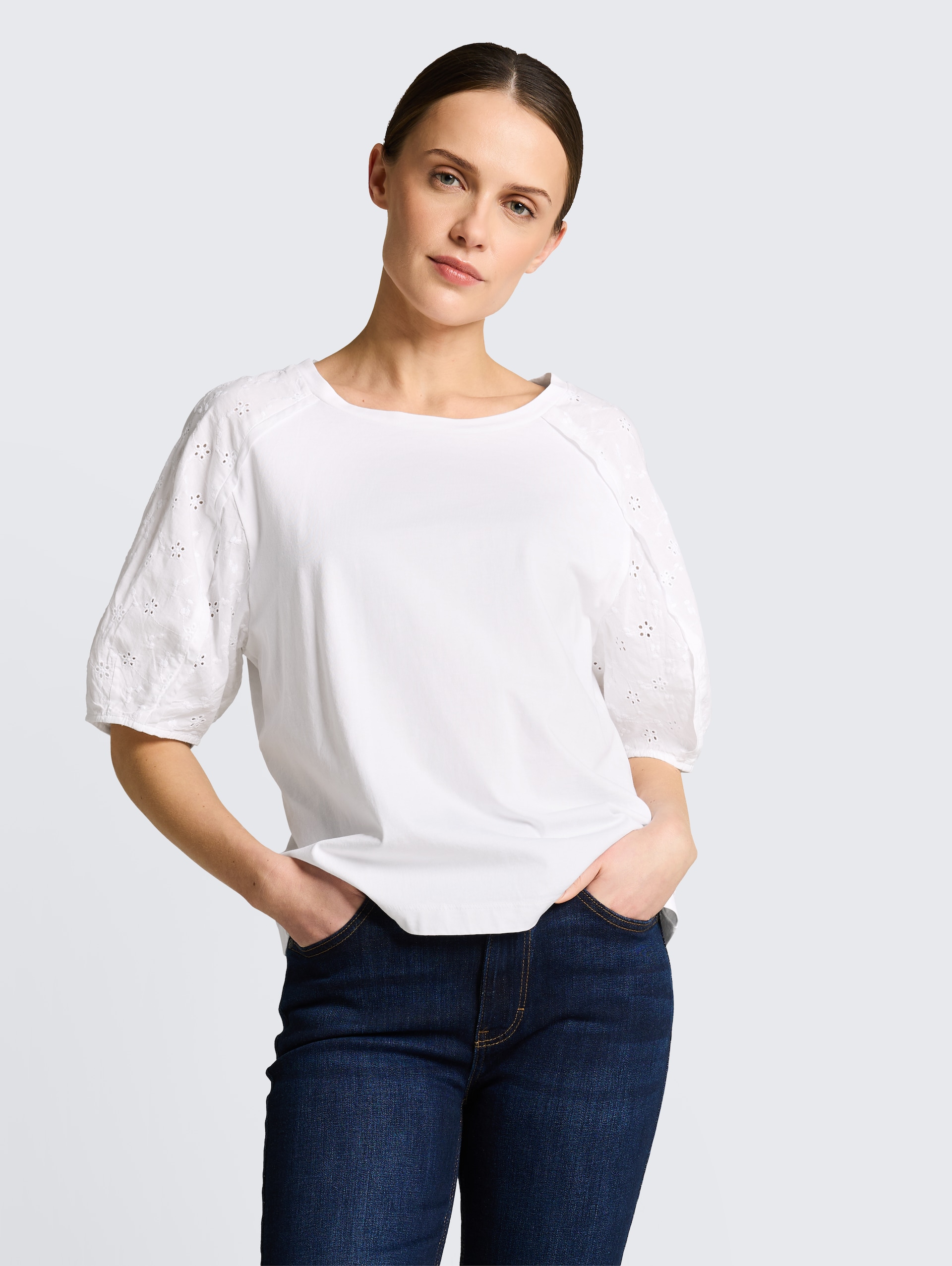 T-Shirt mit Lochstickereien - White - Ausschnitt Model-Vorderansicht