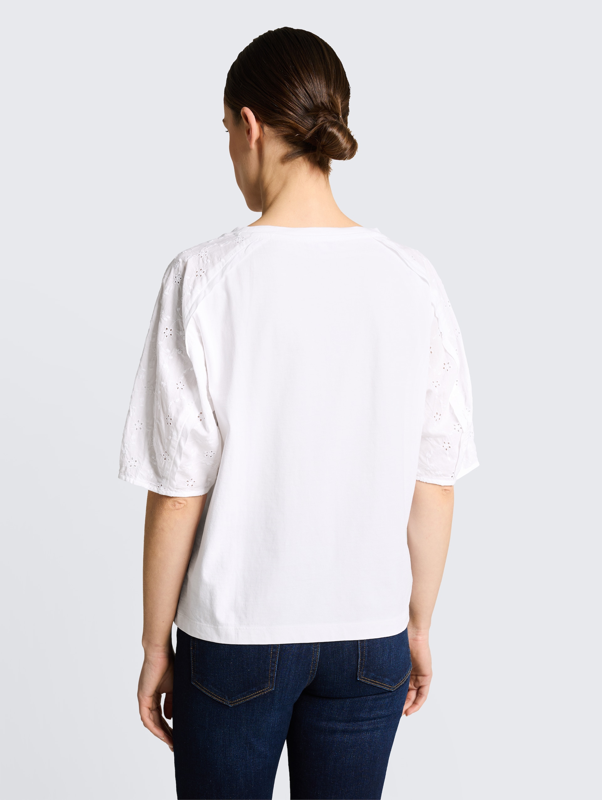 T-Shirt mit Lochstickereien - White - Auschnitt Model-Rückansicht