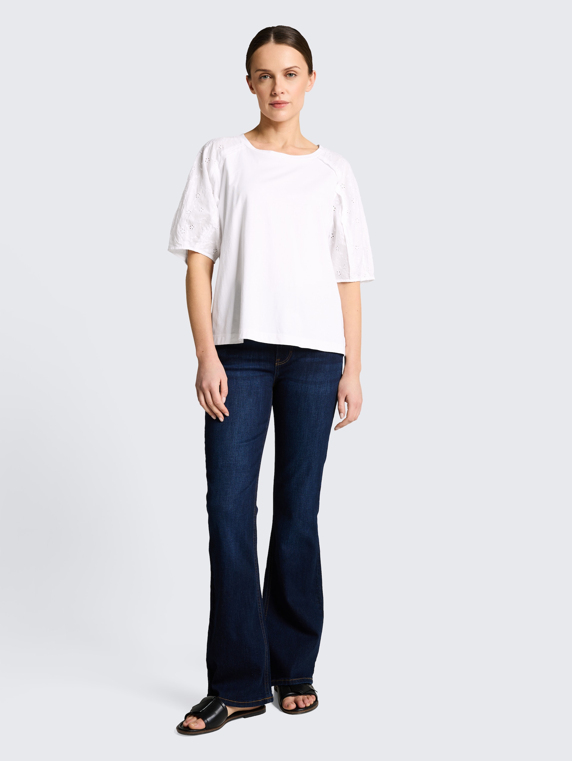 T-Shirt mit Lochstickereien - White - Model-Vorderansicht