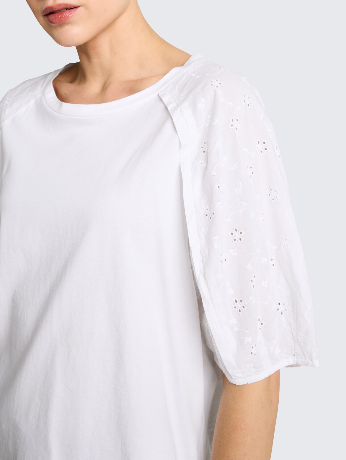 T-Shirt mit Lochstickereien - White - Detail-Model-Ansicht