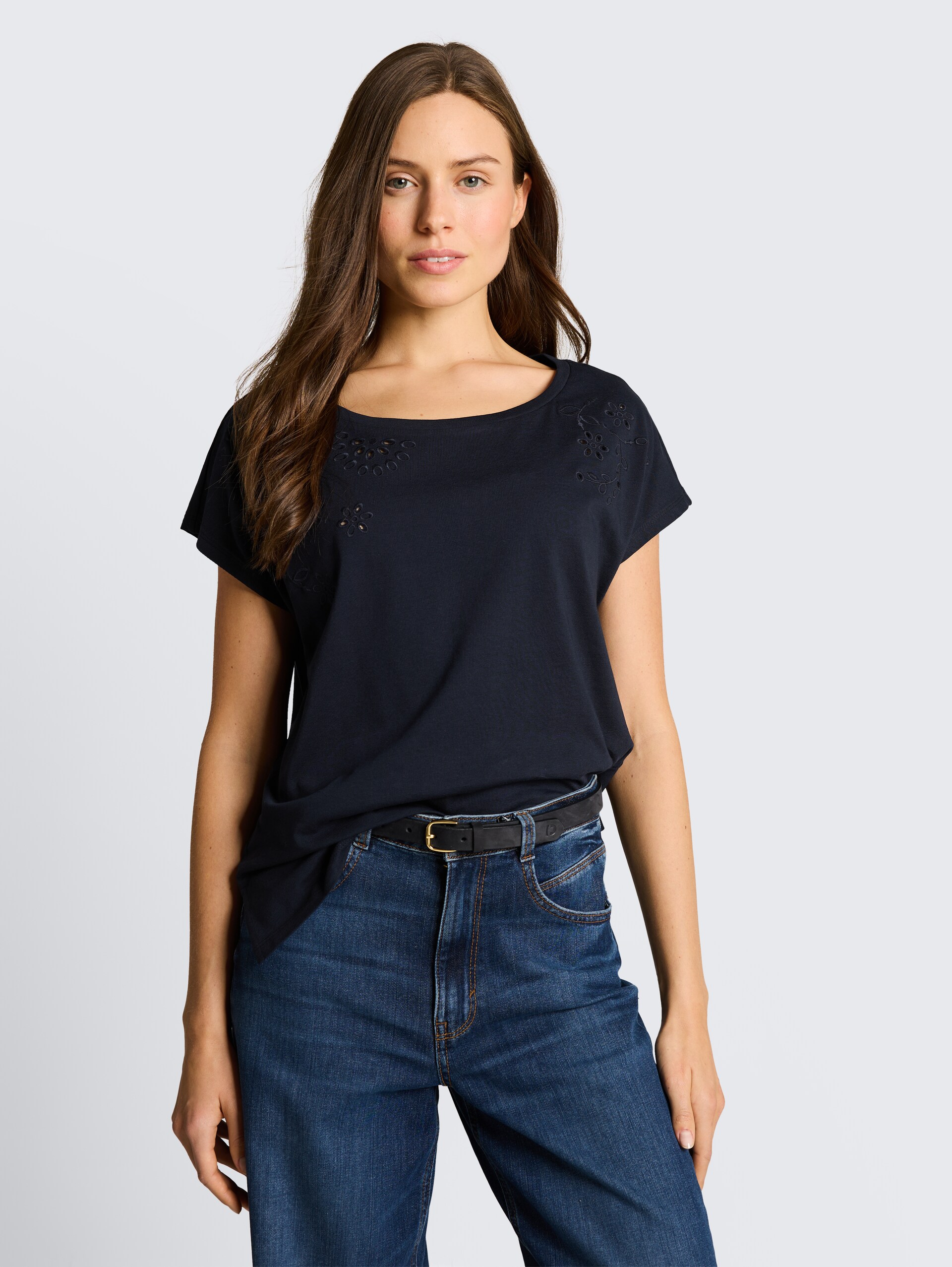 T-Shirt mit Lochstickereien - sky captain blue - Ausschnitt Model-Vorderansicht