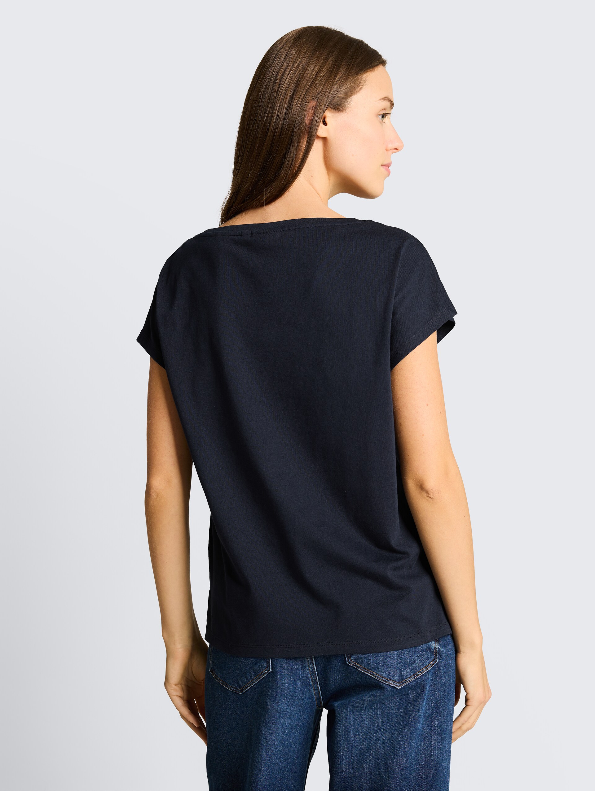 T-Shirt mit Lochstickereien - sky captain blue - Auschnitt Model-Rückansicht