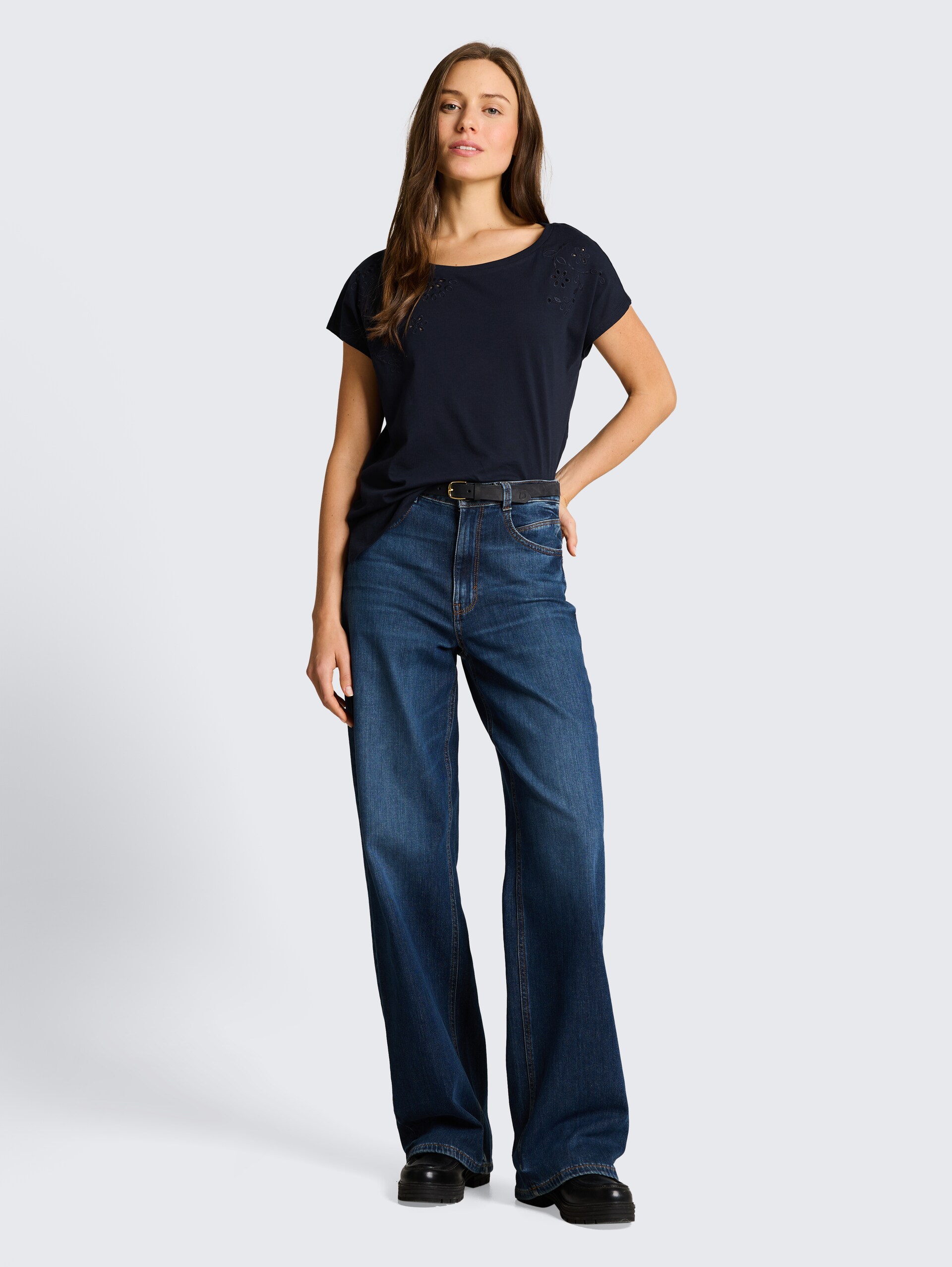 T-Shirt mit Lochstickereien - sky captain blue - Model-Vorderansicht