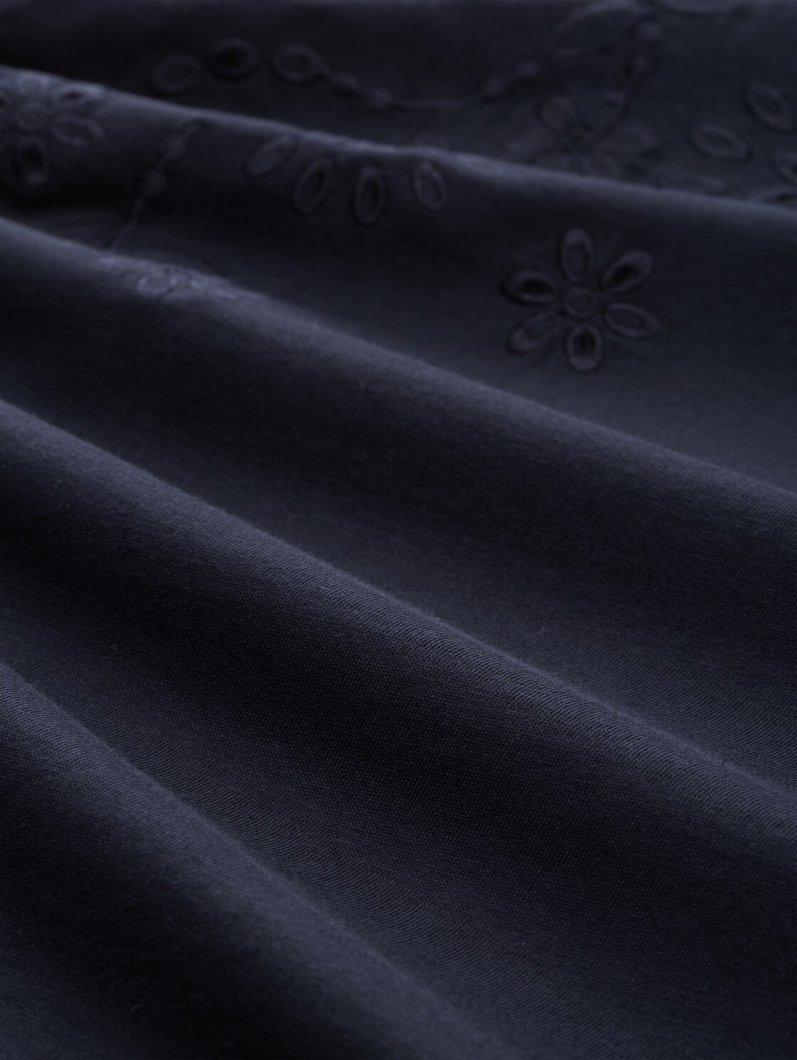 T-Shirt mit Lochstickereien - sky captain blue - Material-Ansicht