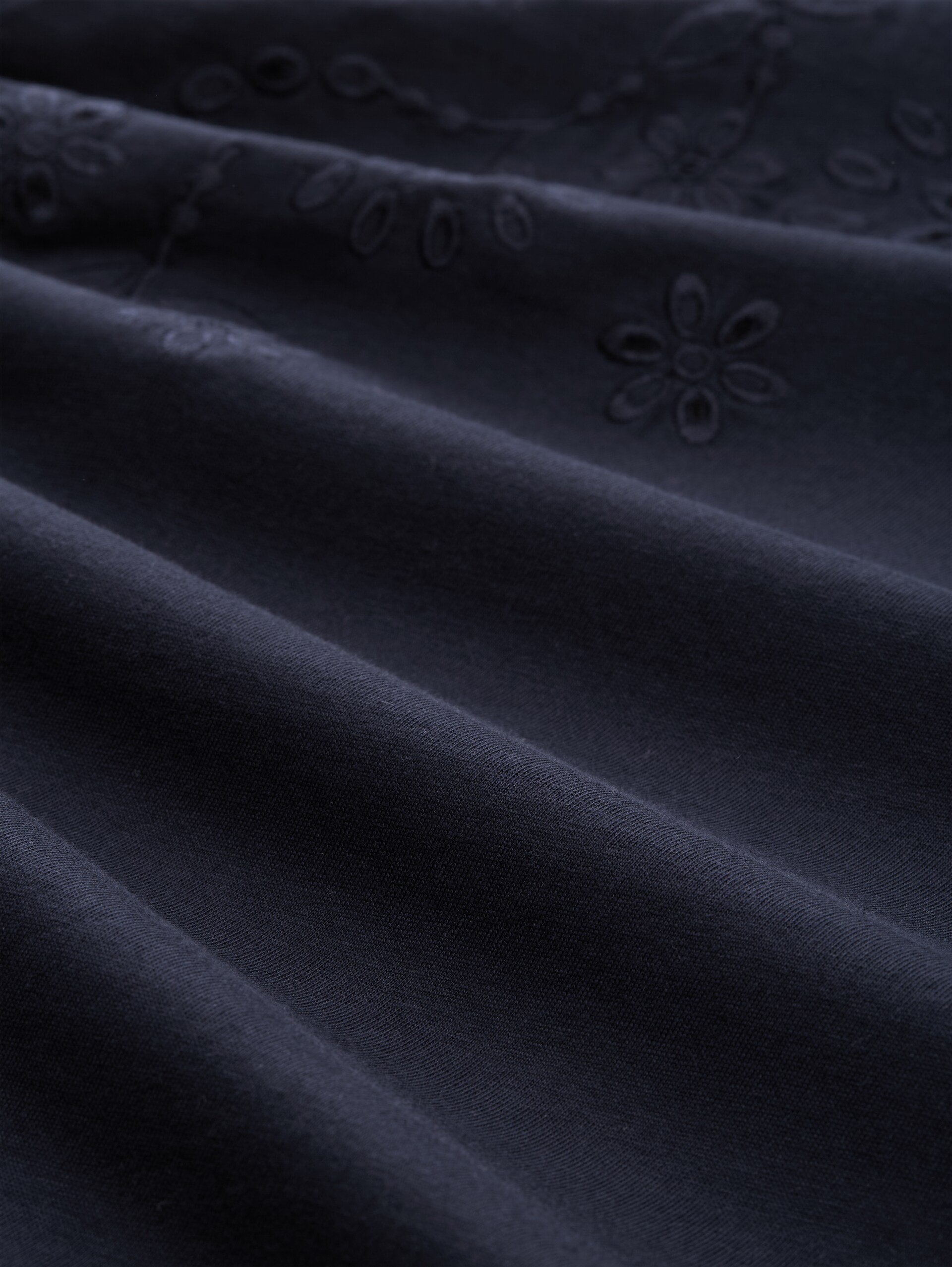 T-Shirt mit Lochstickereien - sky captain blue - Material-Ansicht
