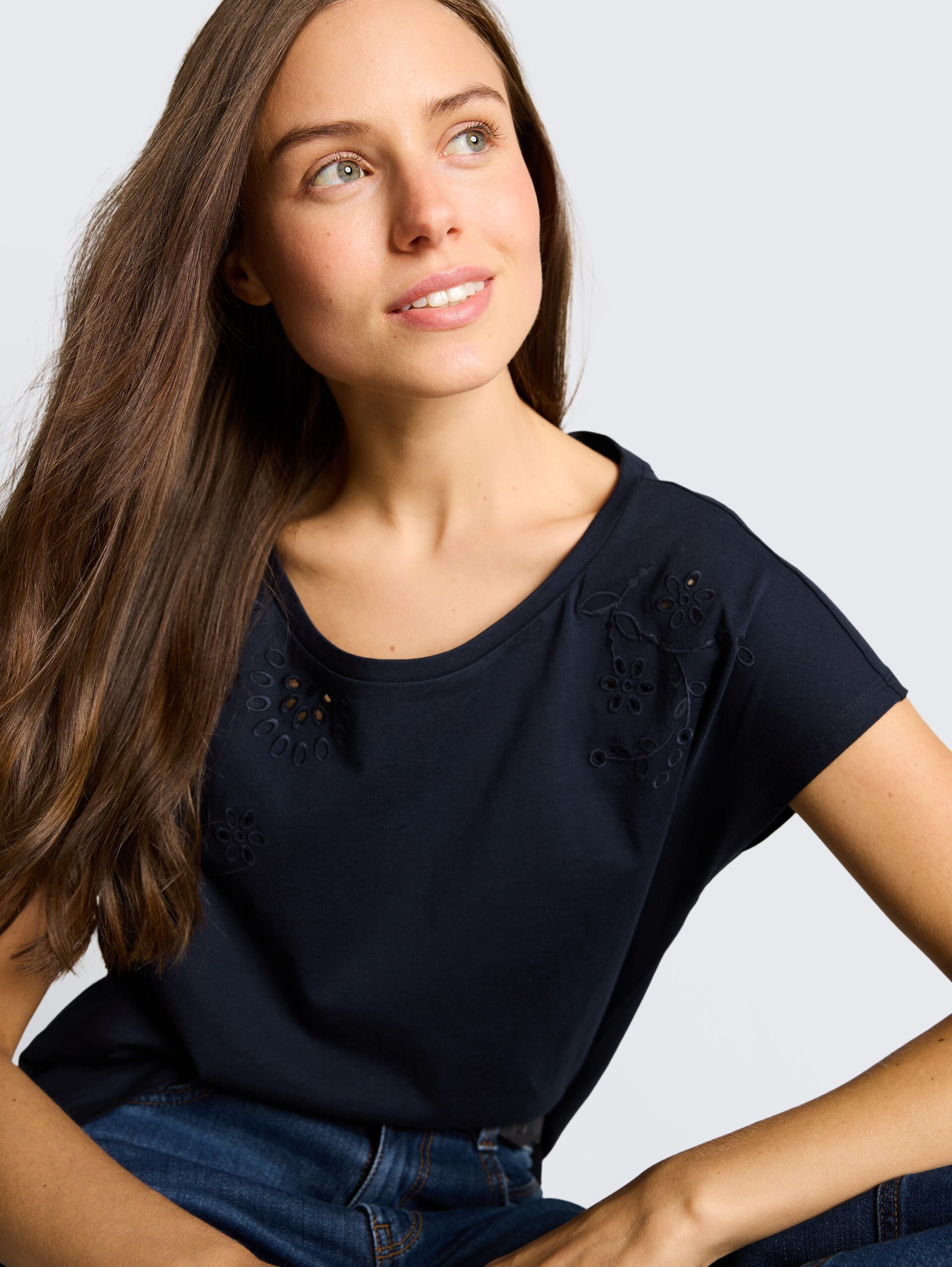 T-Shirt mit Lochstickereien - sky captain blue - Detail-Model-Ansicht