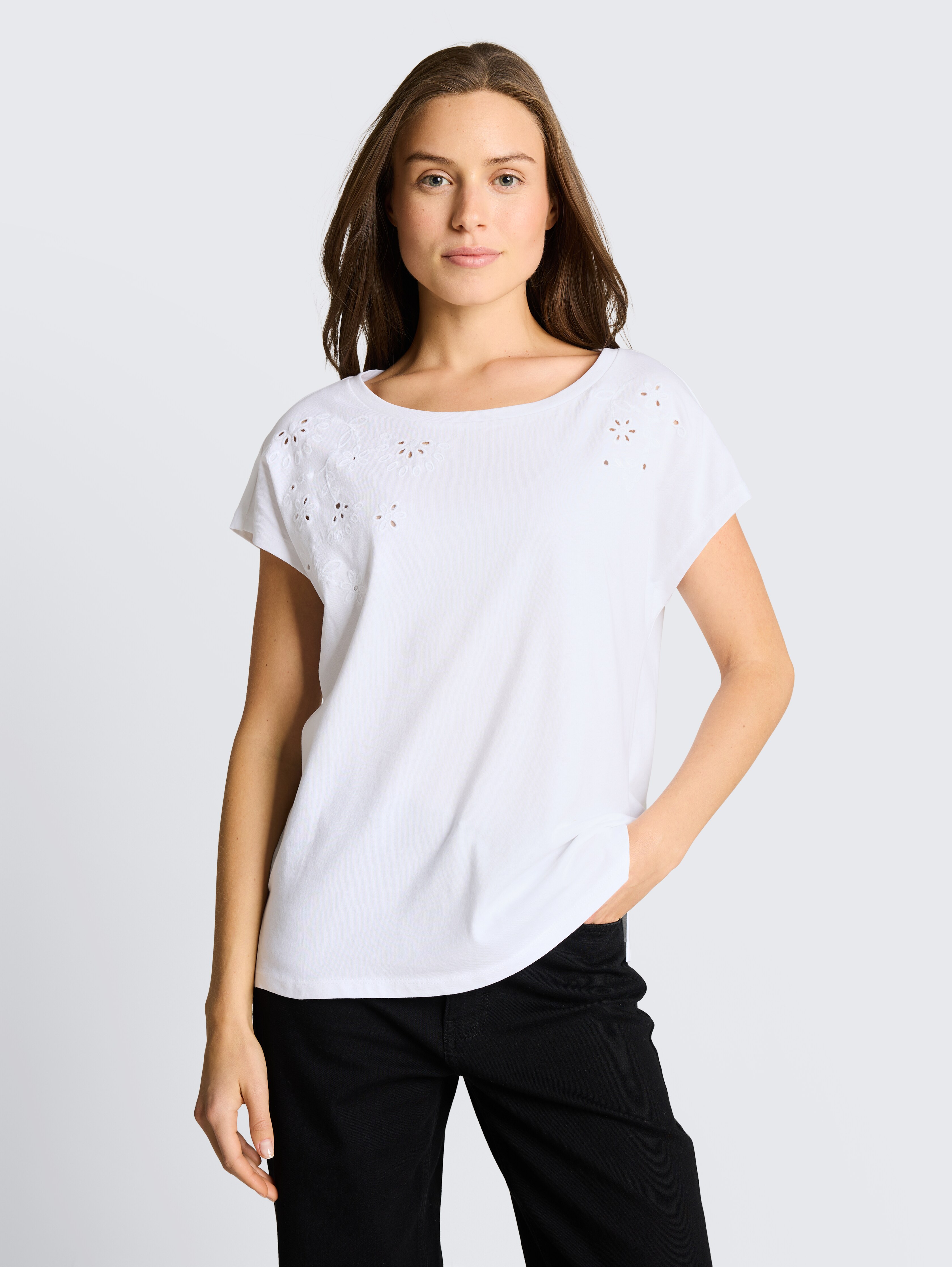 T-Shirt mit Lochstickereien von Women, White