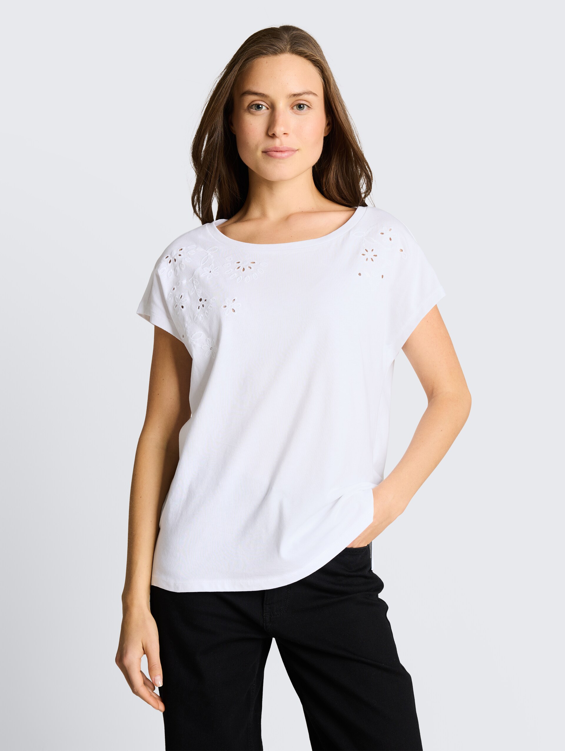 T-Shirt mit Lochstickereien - White - Ausschnitt Model-Vorderansicht