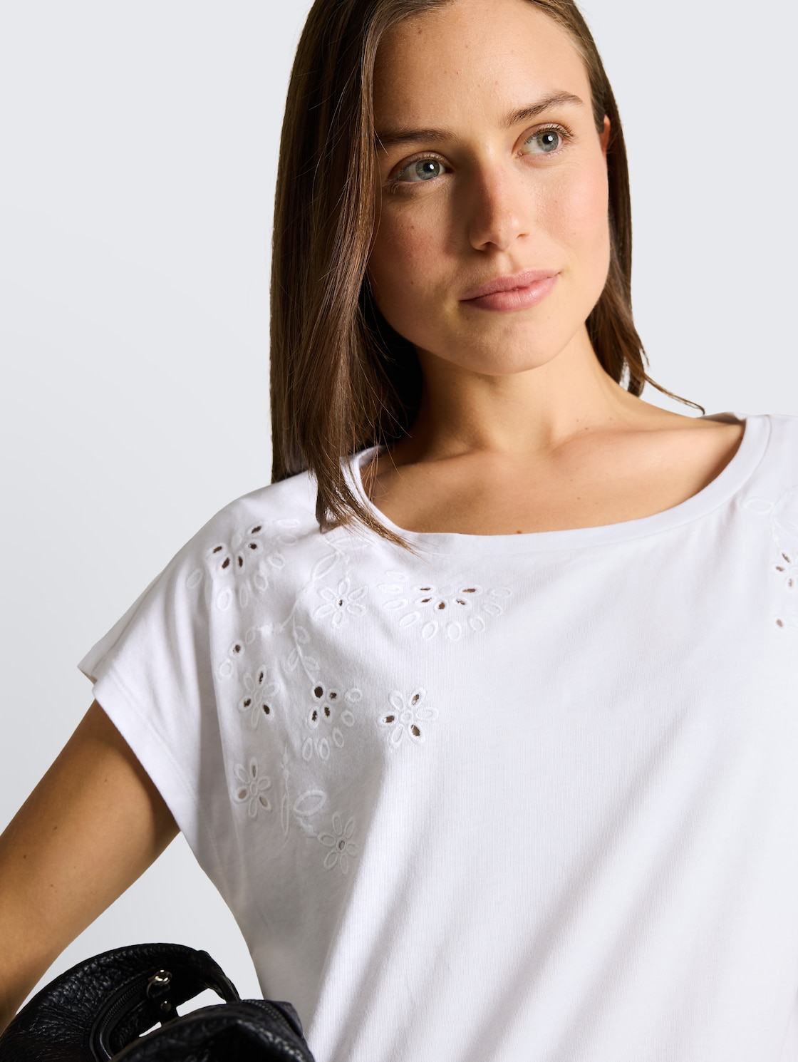 T-Shirt mit Lochstickereien - White - Detail-Model-Ansicht