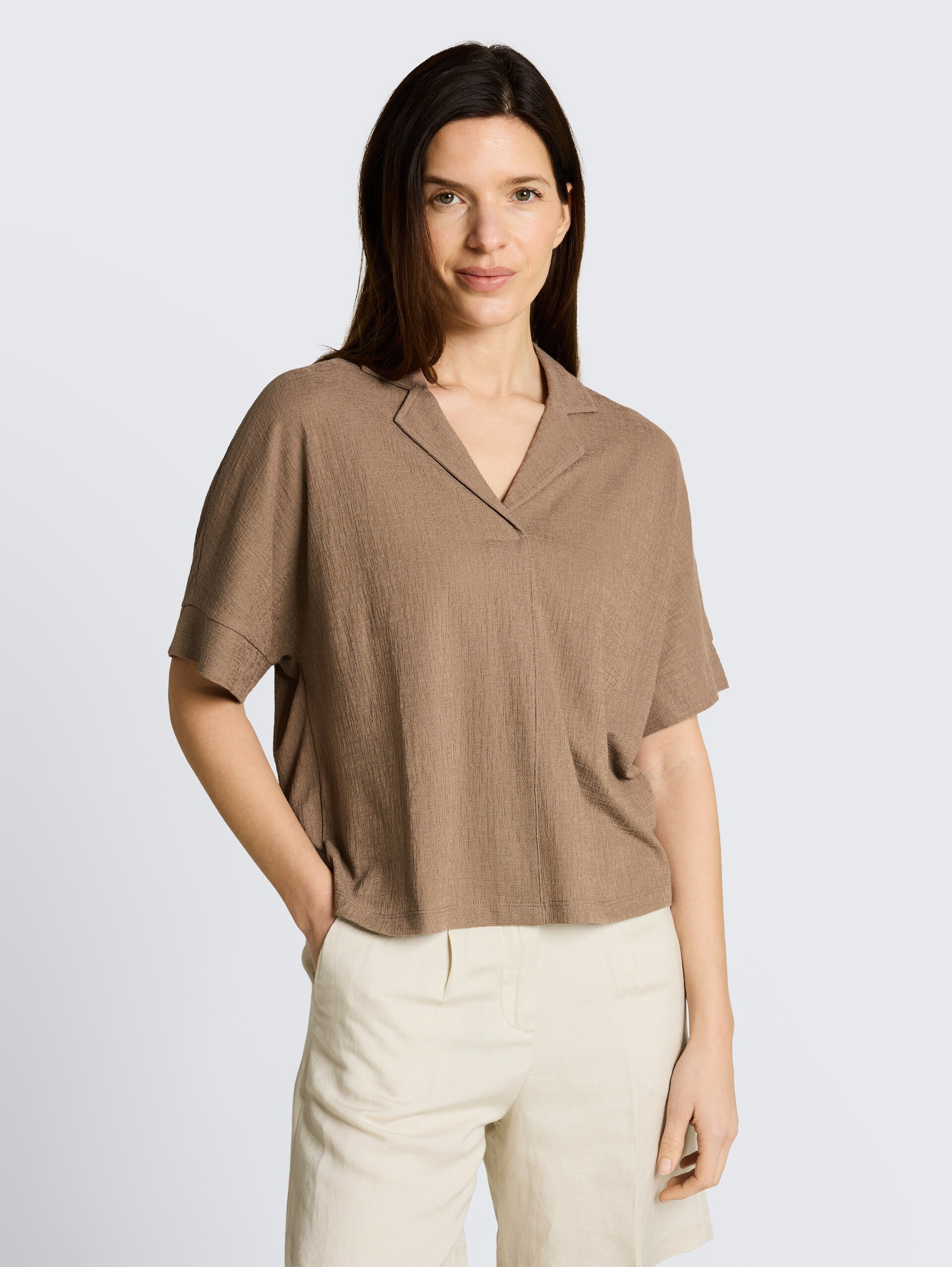 Loose fit T-shirt with lapel collar - taupe grey - Neckline model front view
