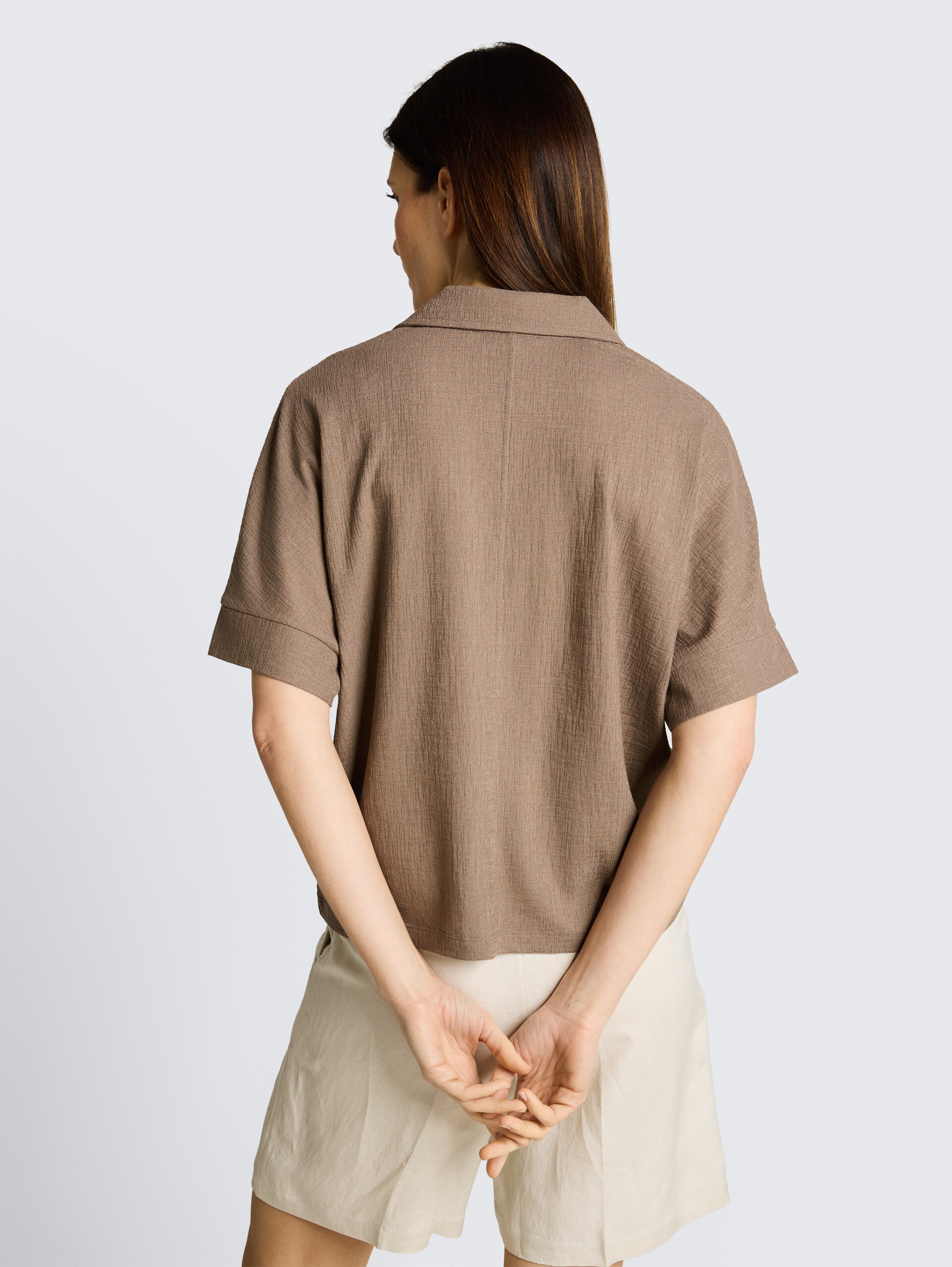 Loose fit T-shirt with lapel collar - taupe grey - Neckline model-back view