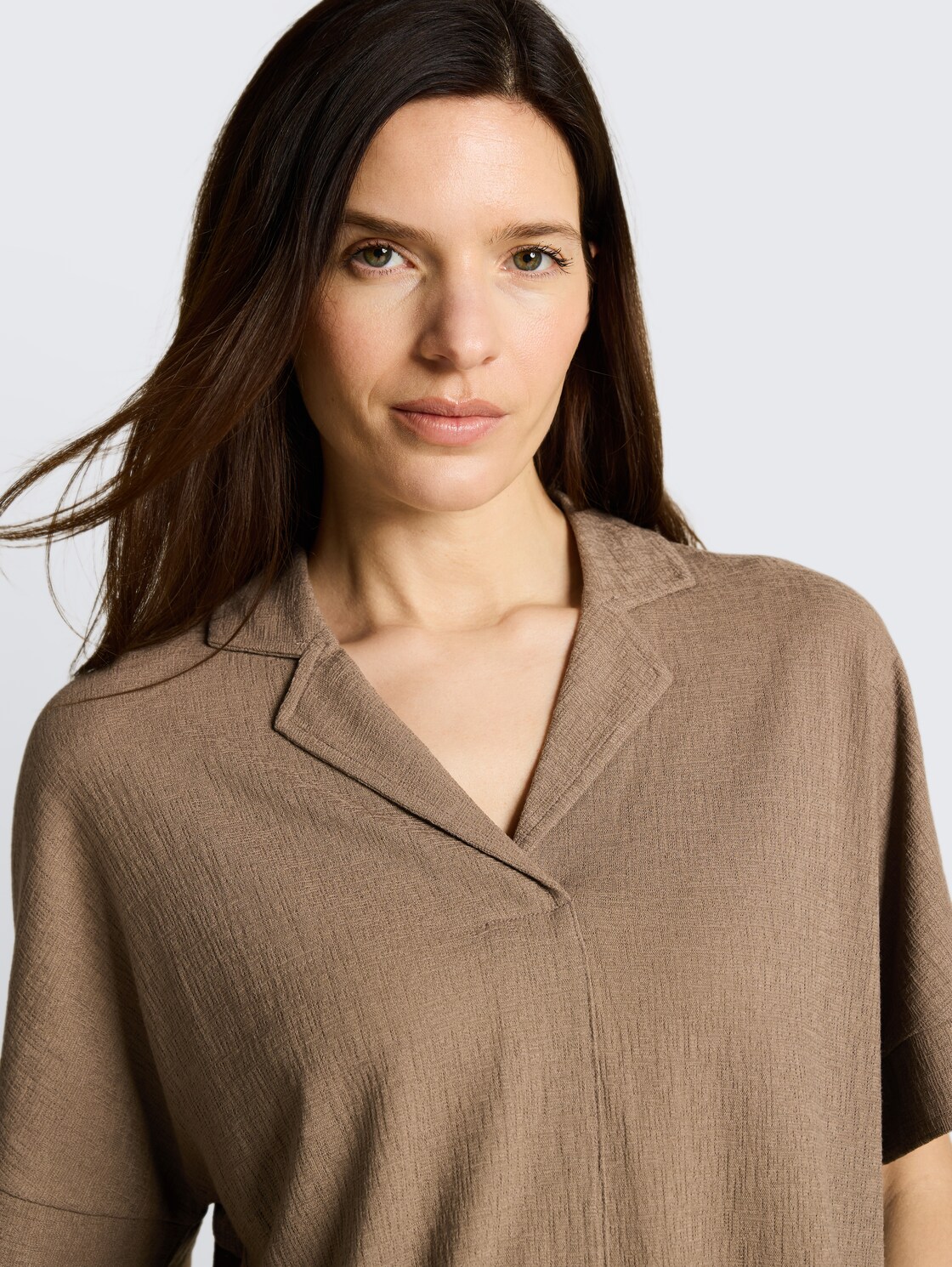 Loose Fit T-Shirt mit Reverskragen - taupe grey - Detail-Model-Ansicht