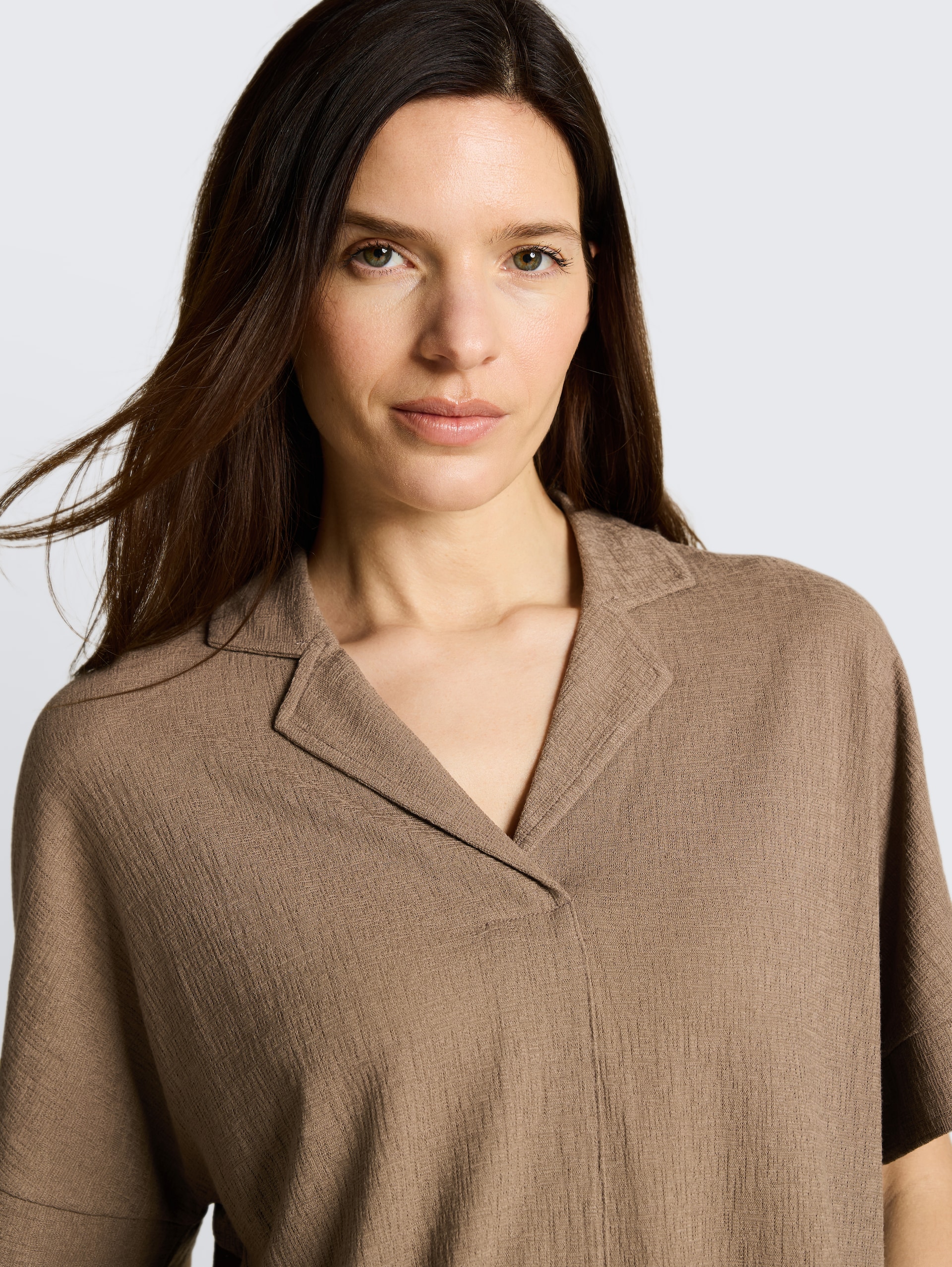 Loose fit T-shirt with lapel collar - taupe grey - Detail model view