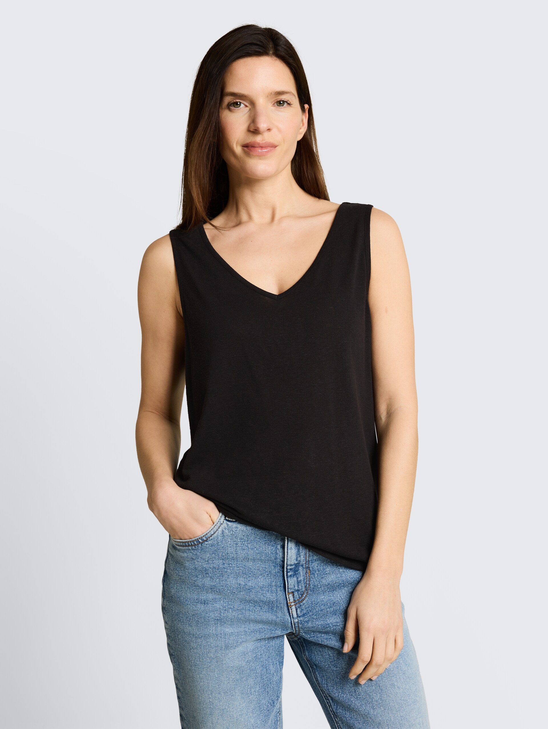 Top mit Leinenanteil - deep black - Ausschnitt Model-Vorderansicht