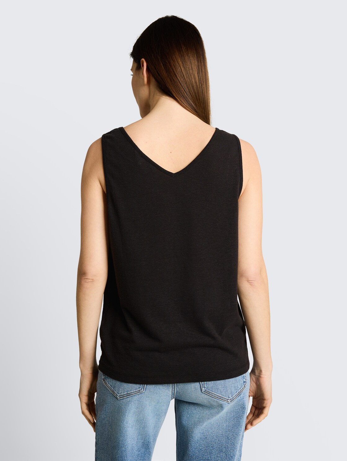 Top mit Leinenanteil - deep black - Auschnitt Model-Rückansicht