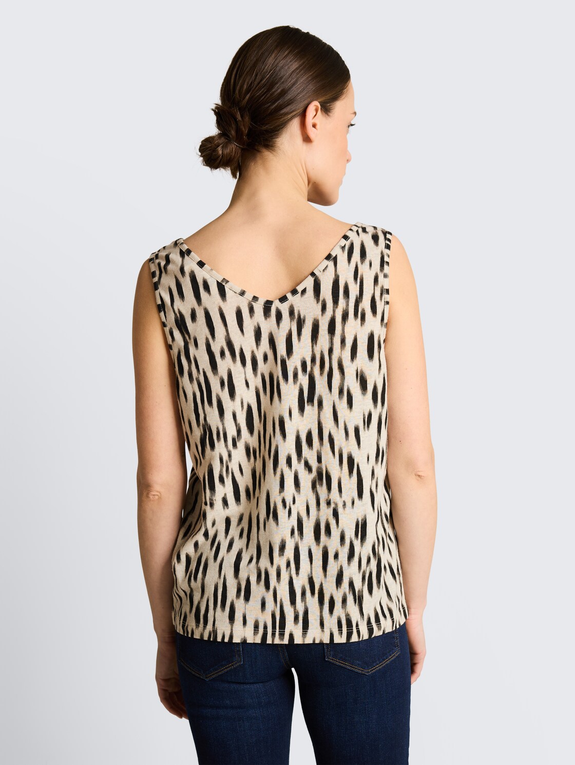 Top mit Leinenanteil - sand stone beige abstract dot - Auschnitt Model-Rückansicht