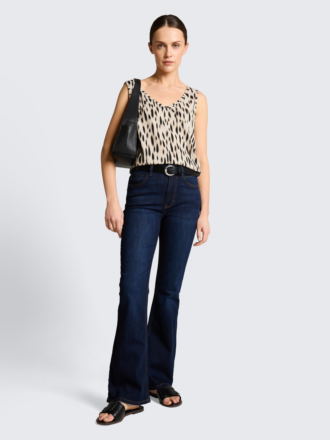 Top mit Leinenanteil - sand stone beige abstract dot - Model-Vorderansicht