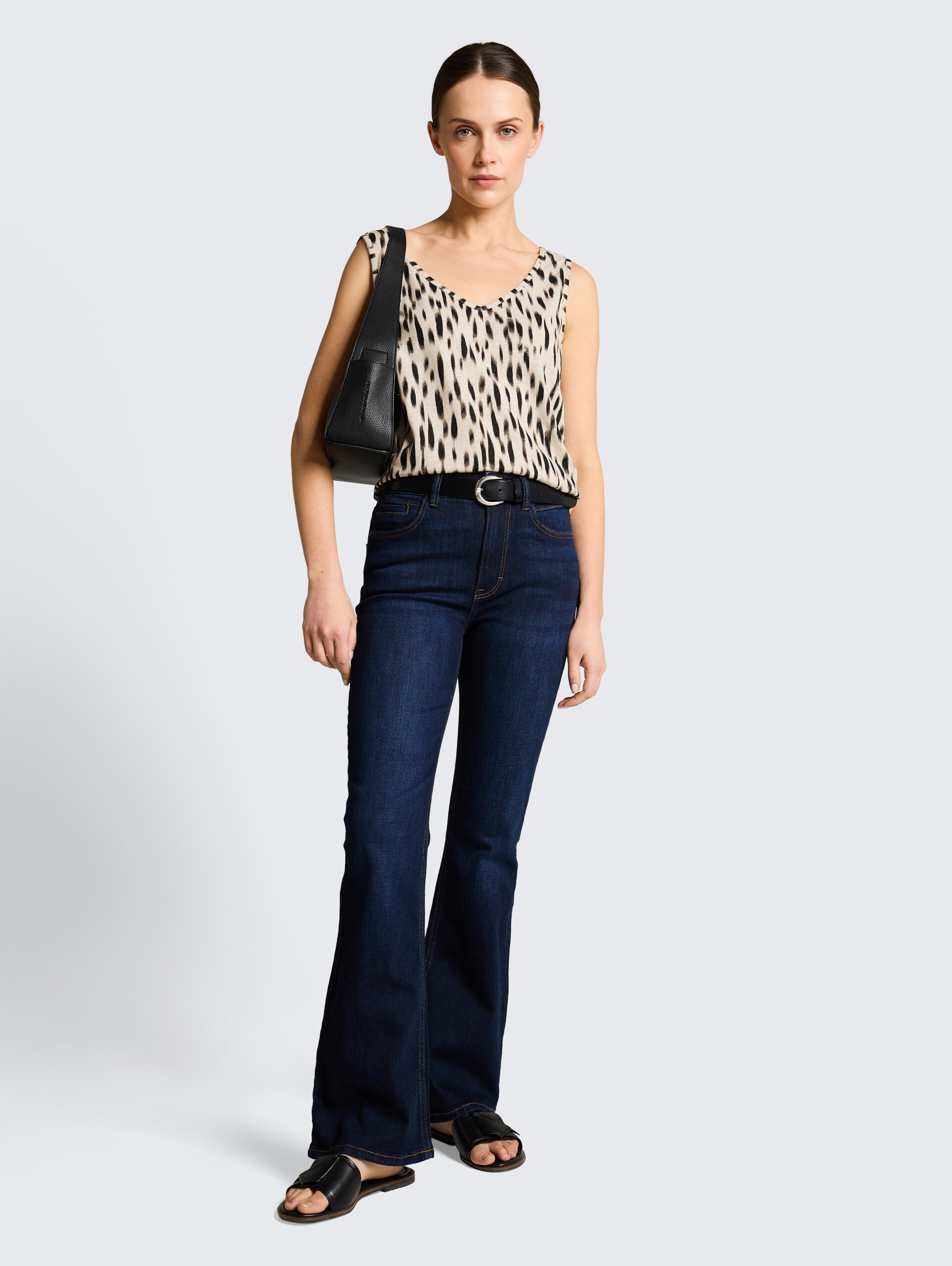 Top mit Leinenanteil - sand stone beige abstract dot - Model-Vorderansicht