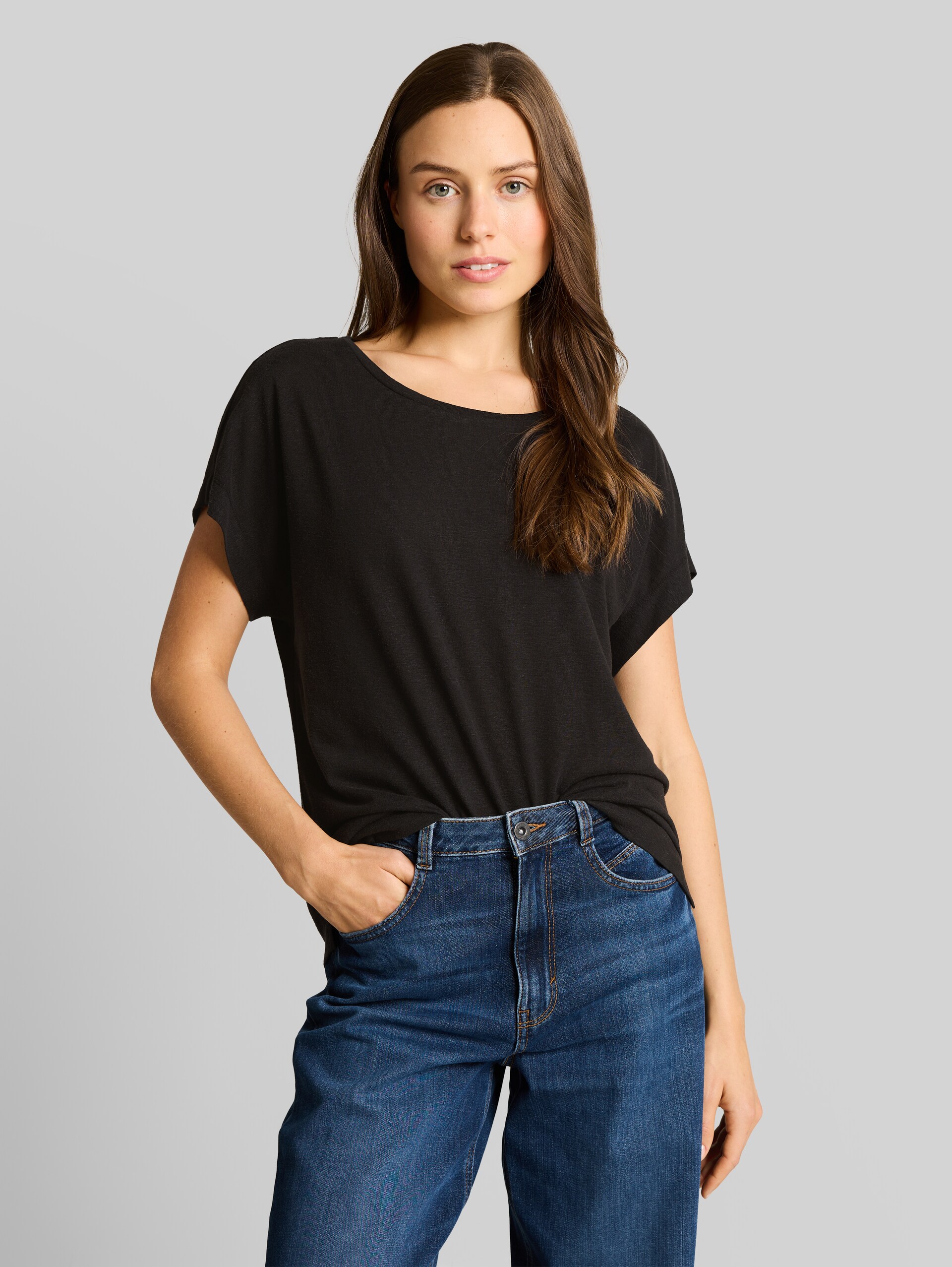 Loose fit T-shirt - deep black - Nek model vooraanzicht